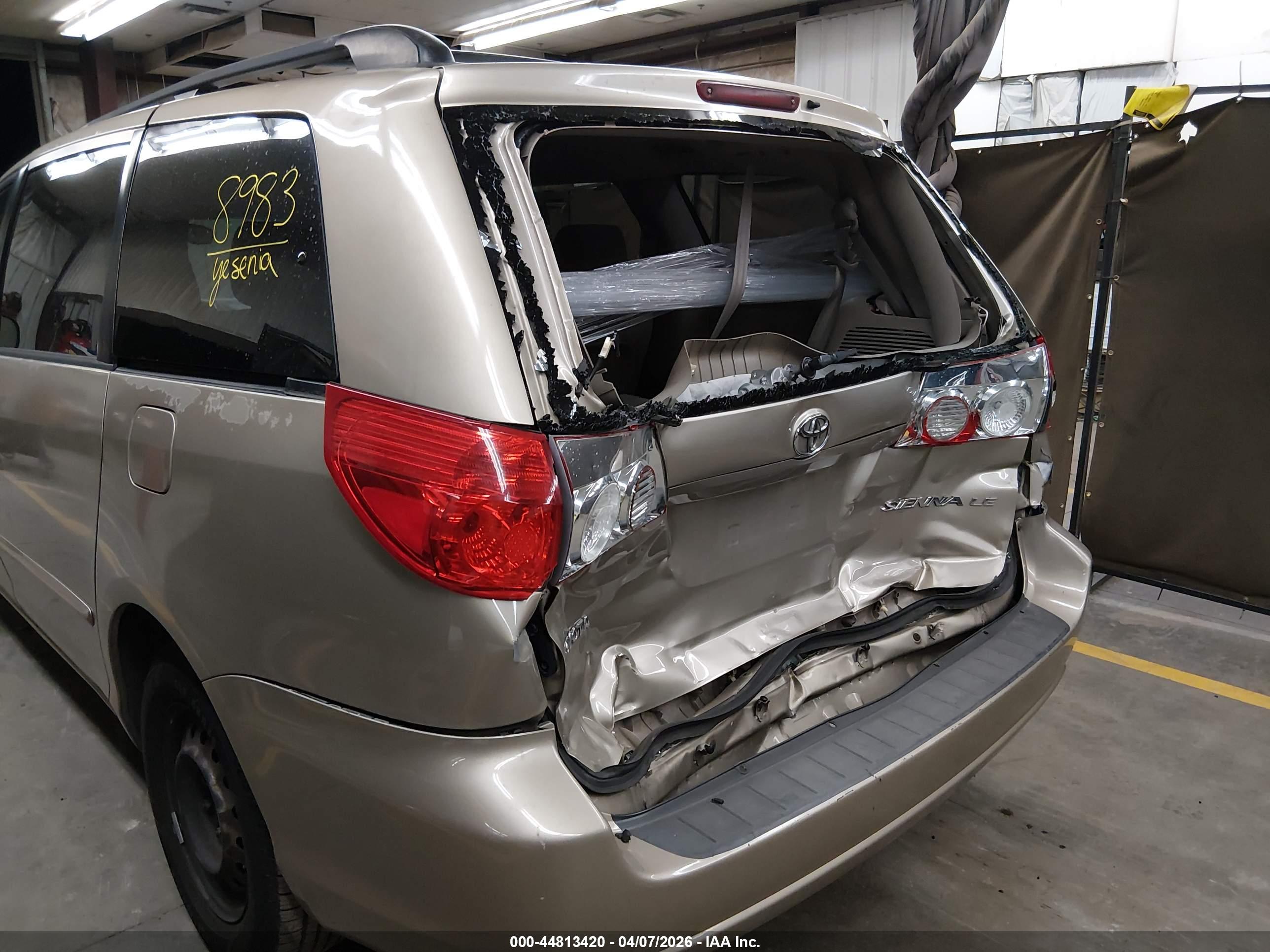 TOYOTA SIENNA image 6