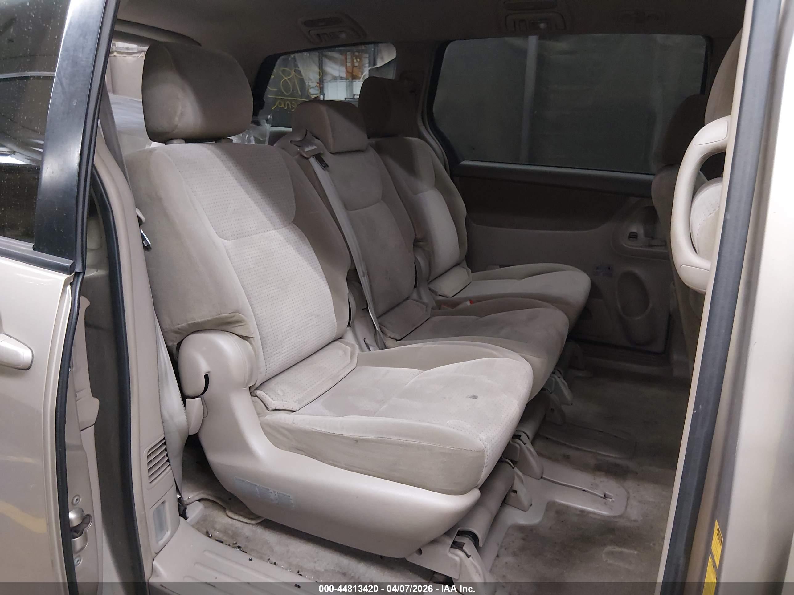 TOYOTA SIENNA image 8