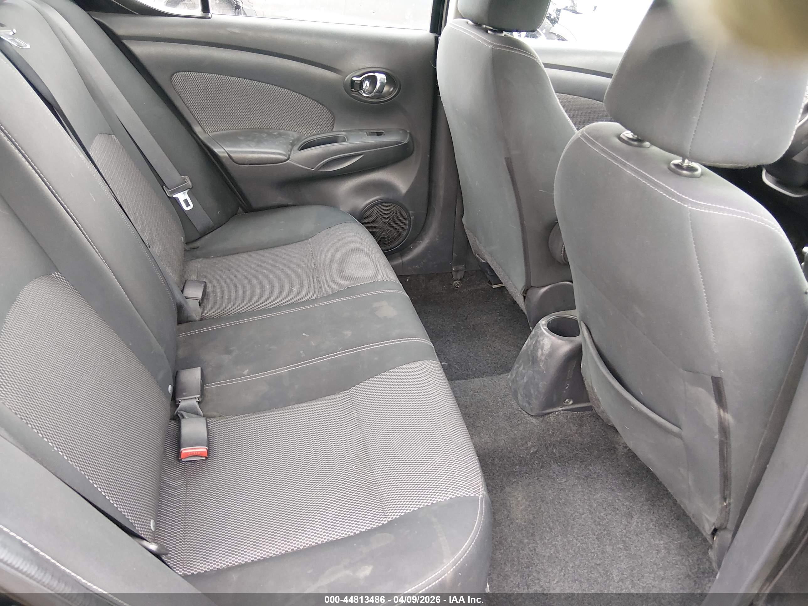 NISSAN VERSA image 8