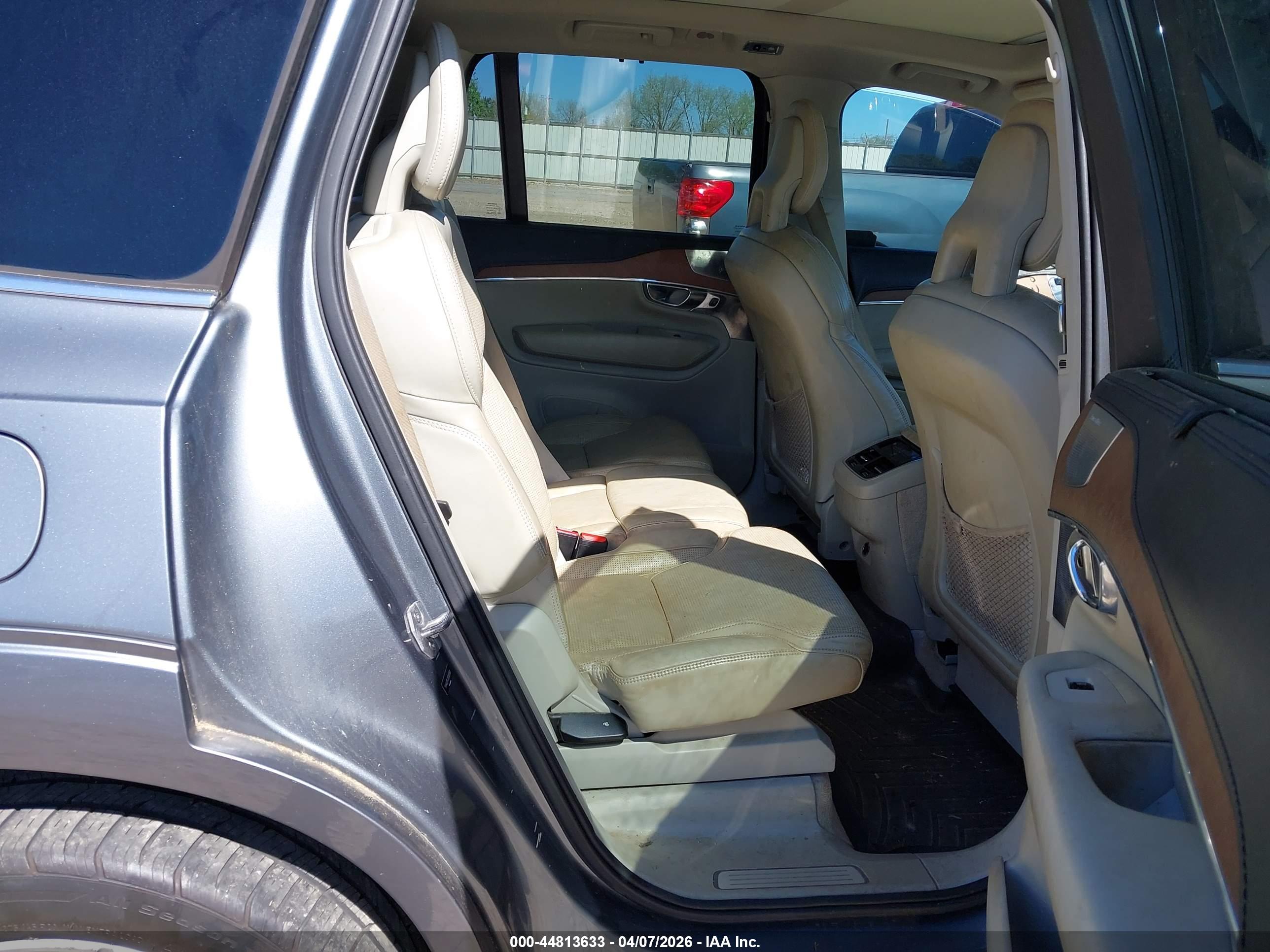VOLVO XC90 image 8