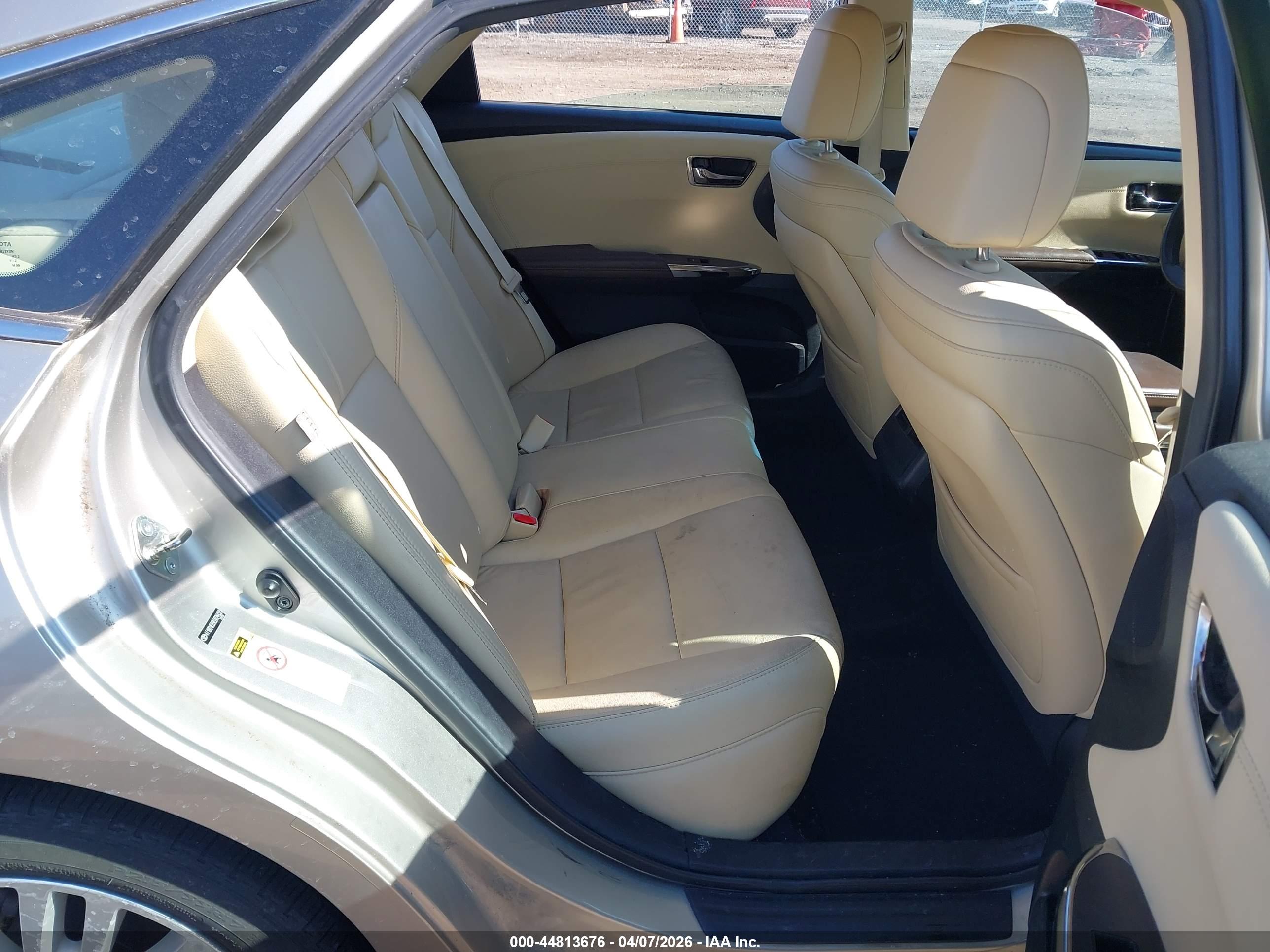 TOYOTA AVALON image 8