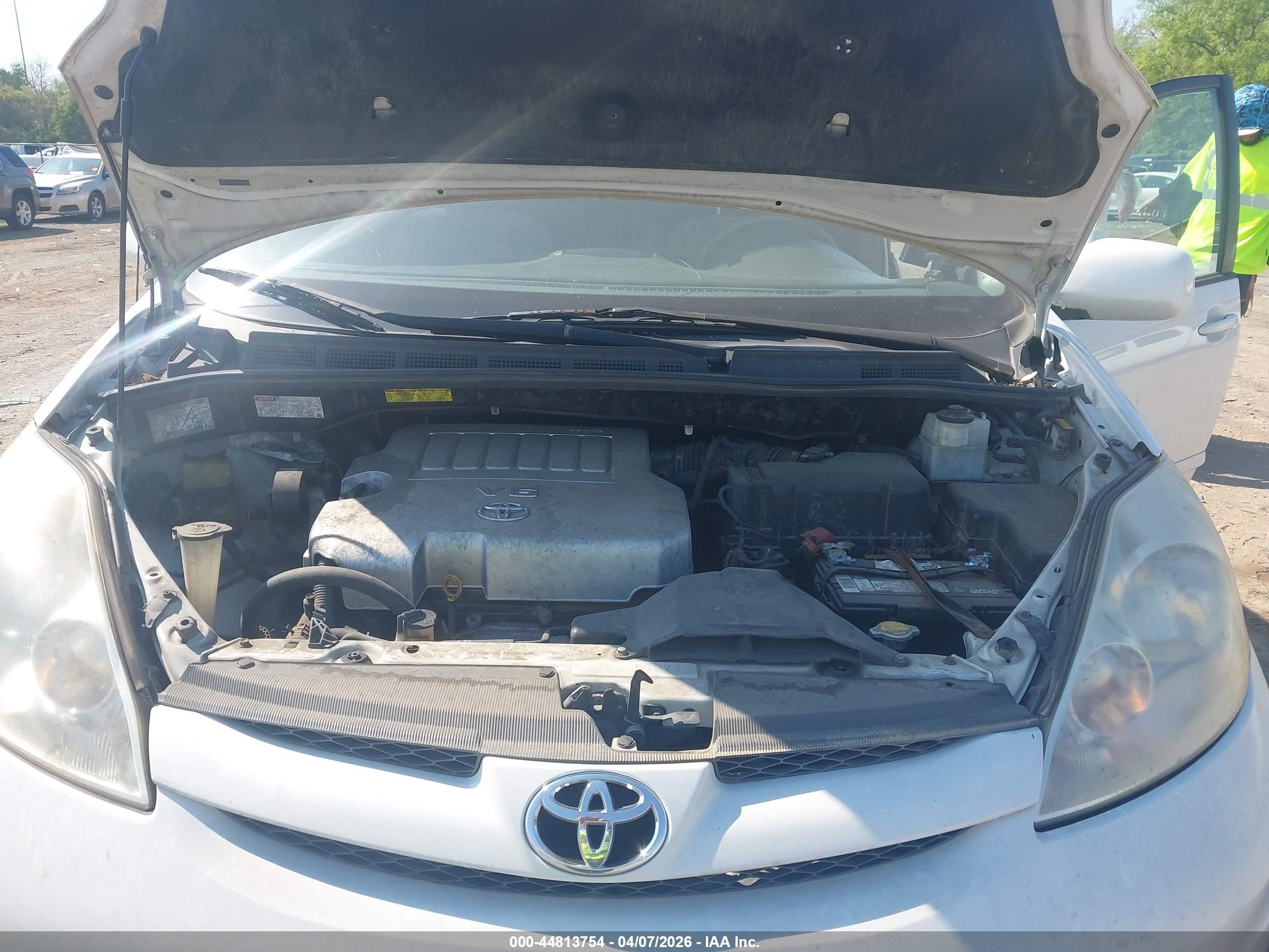 TOYOTA SIENNA image 10