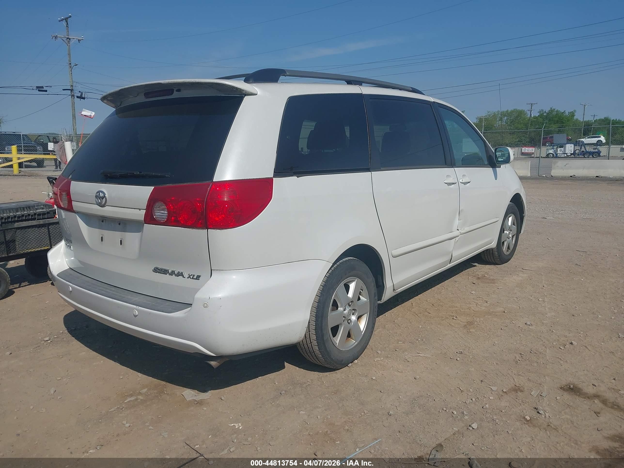 TOYOTA SIENNA image 4