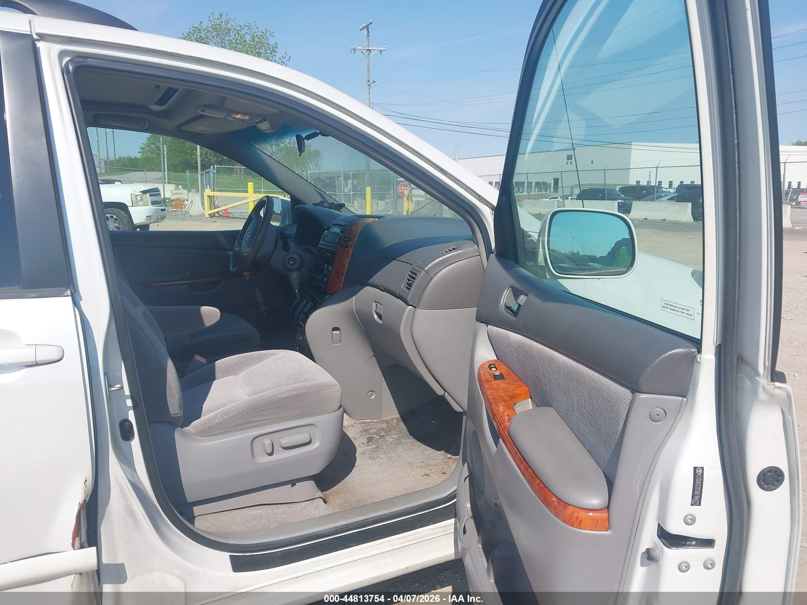 TOYOTA SIENNA image 5