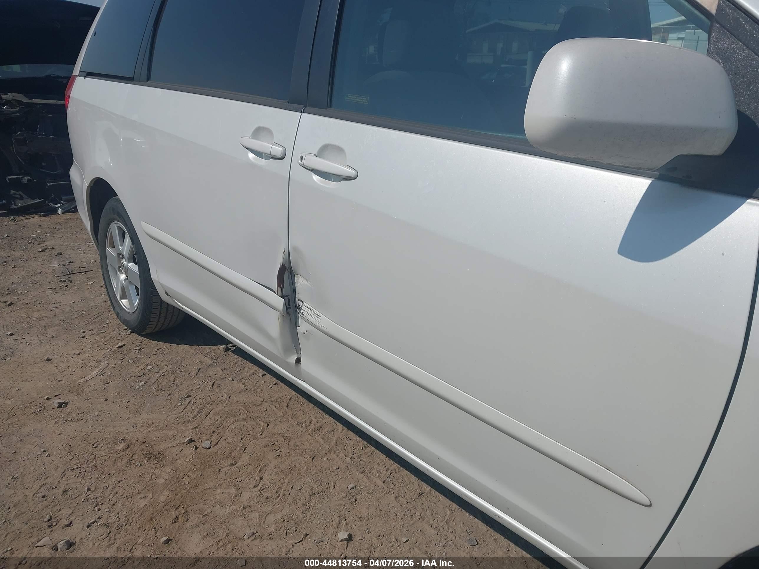 TOYOTA SIENNA image 6