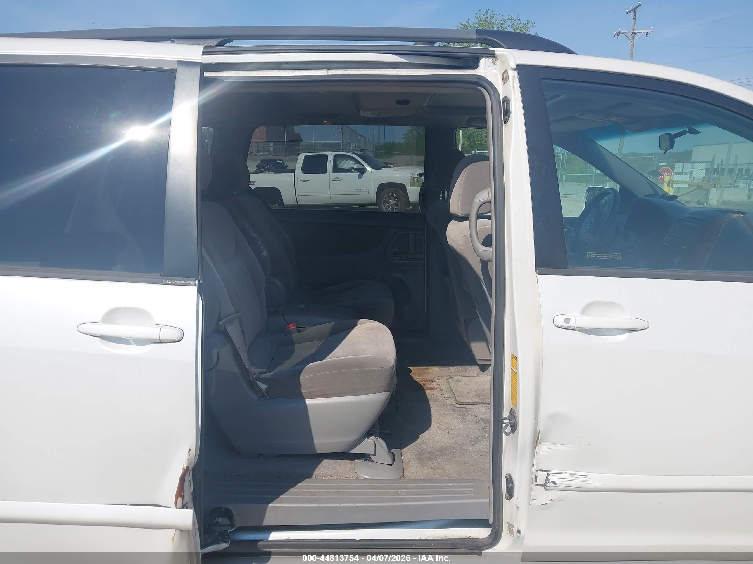 TOYOTA SIENNA image 8