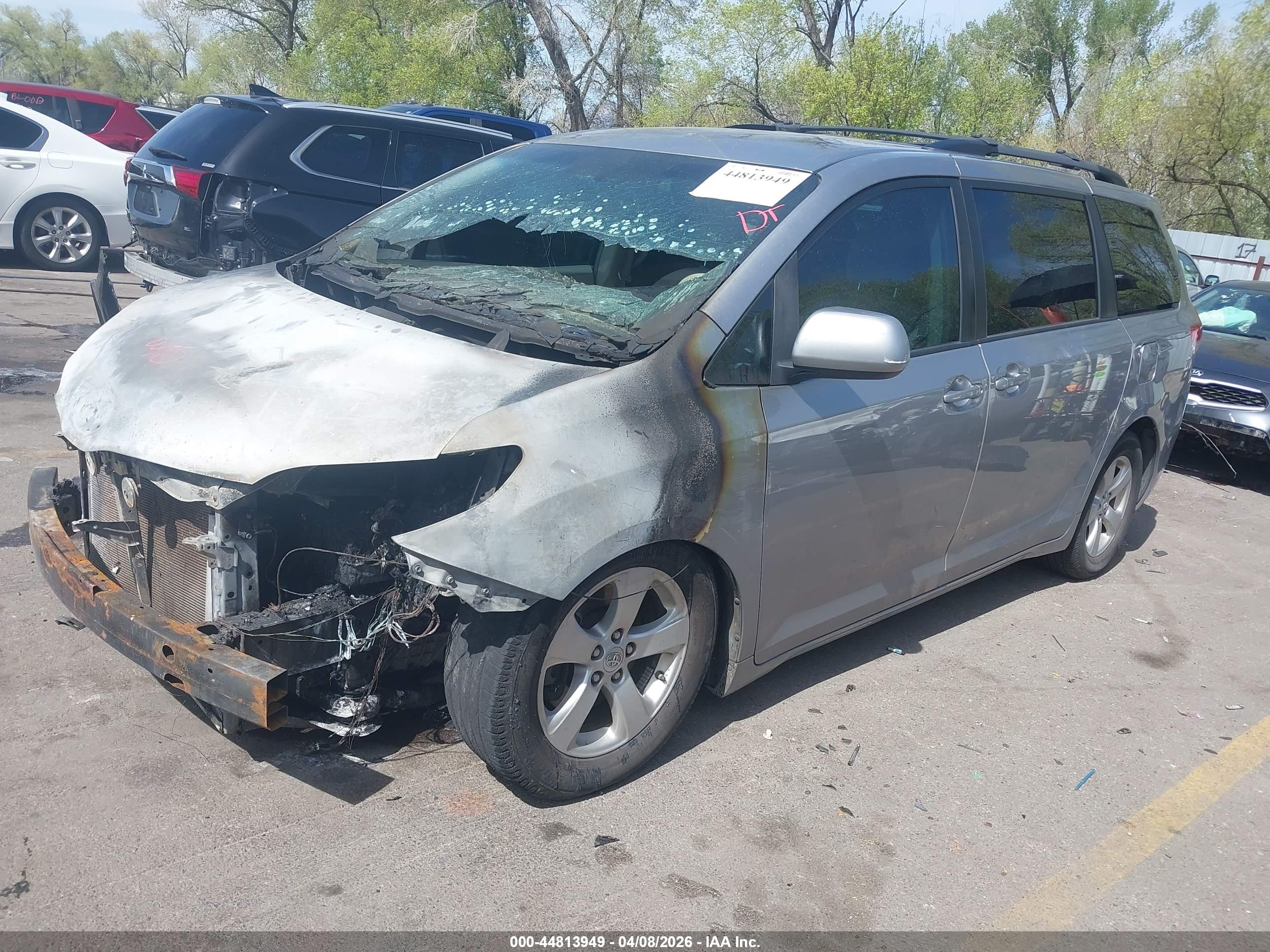 TOYOTA SIENNA image 2