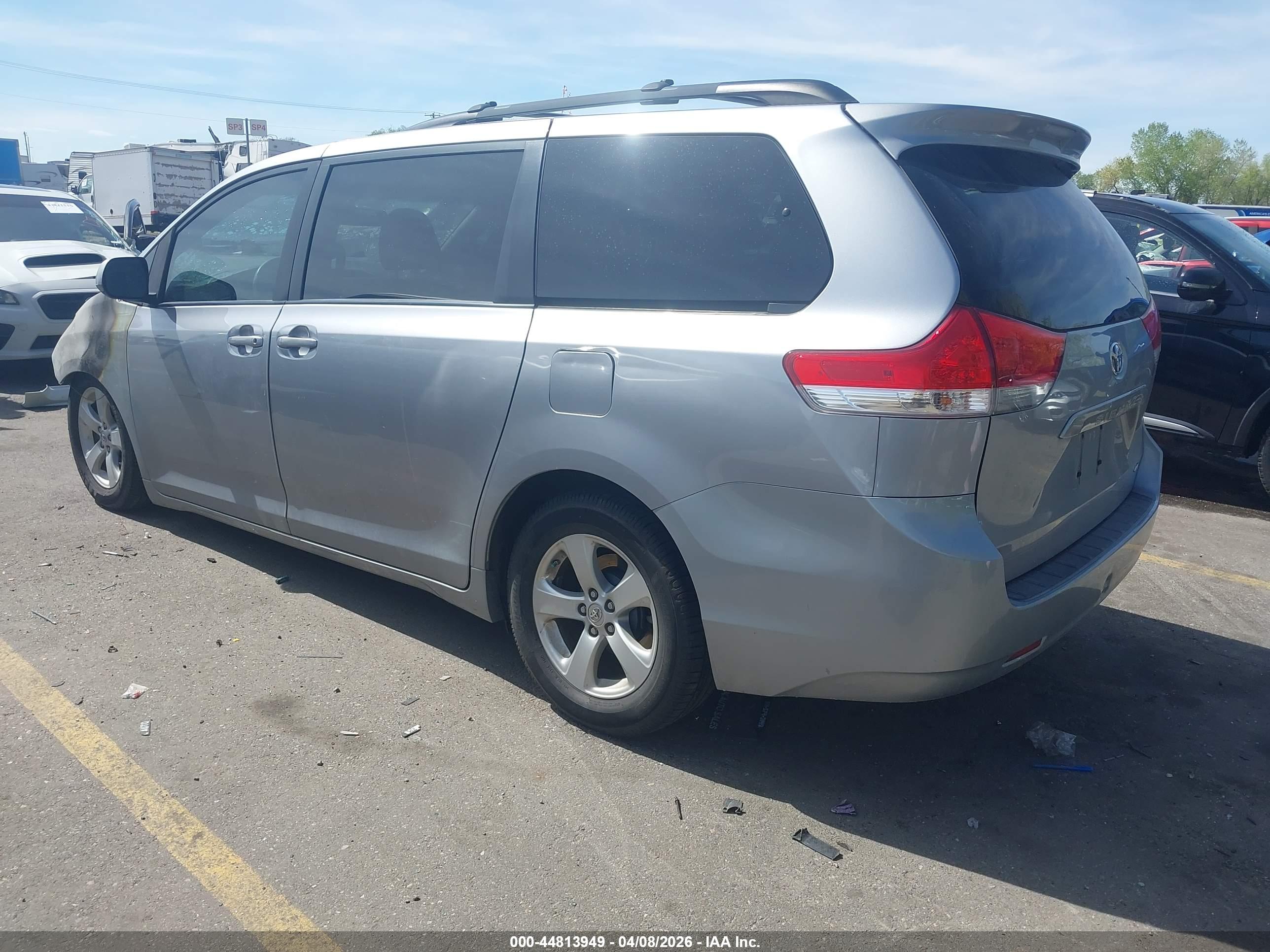 TOYOTA SIENNA image 3