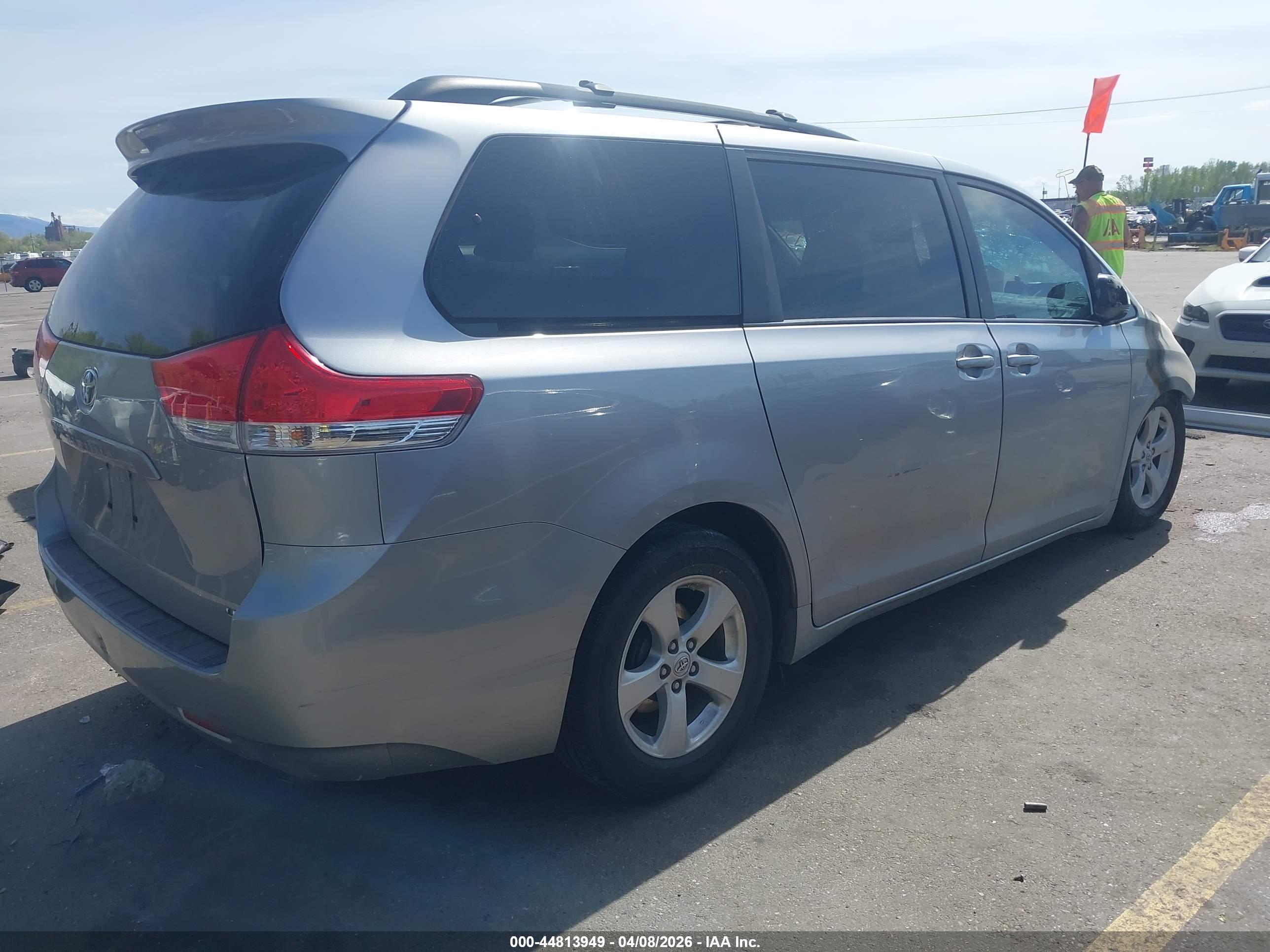 TOYOTA SIENNA image 4