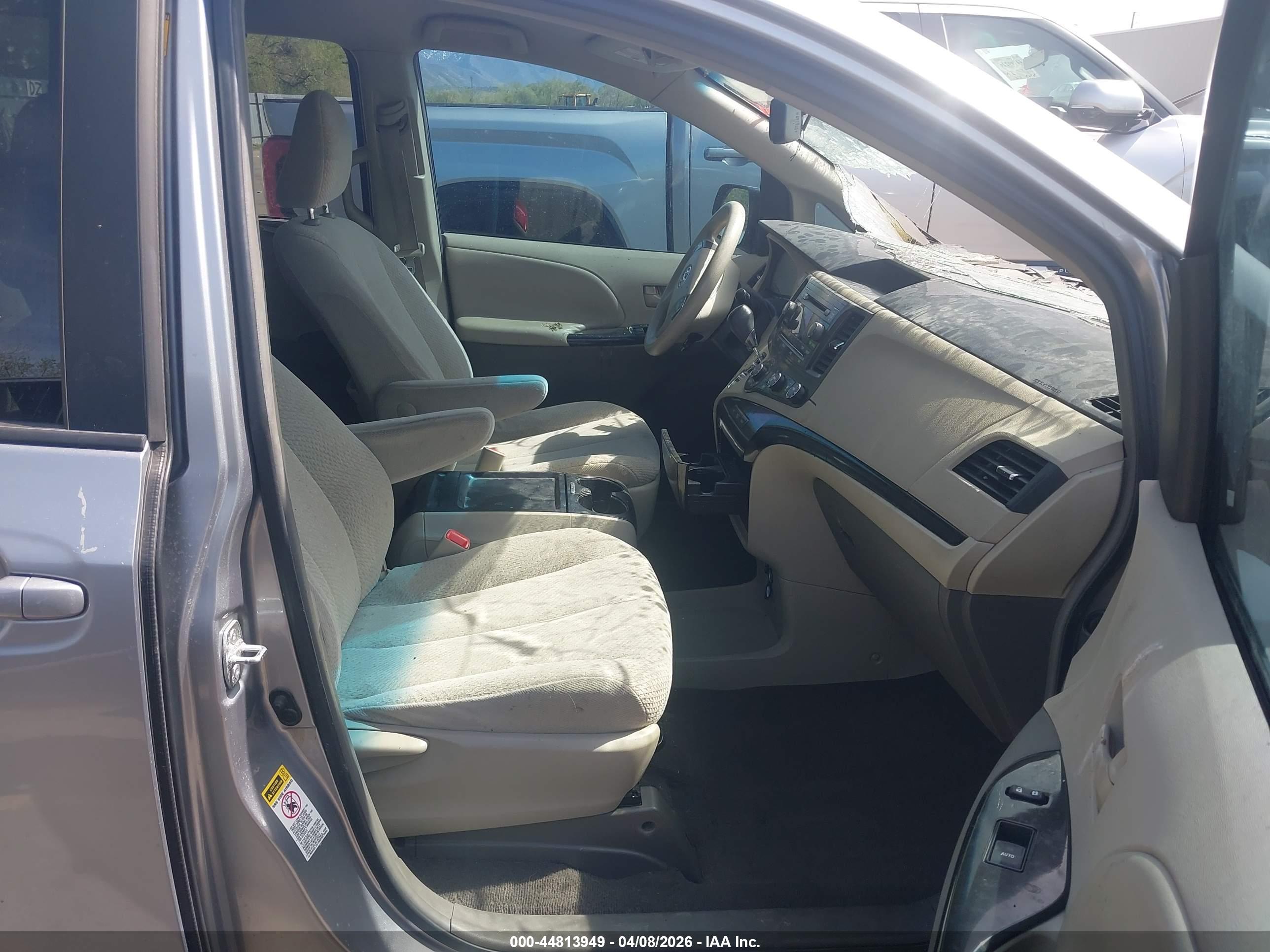 TOYOTA SIENNA image 5