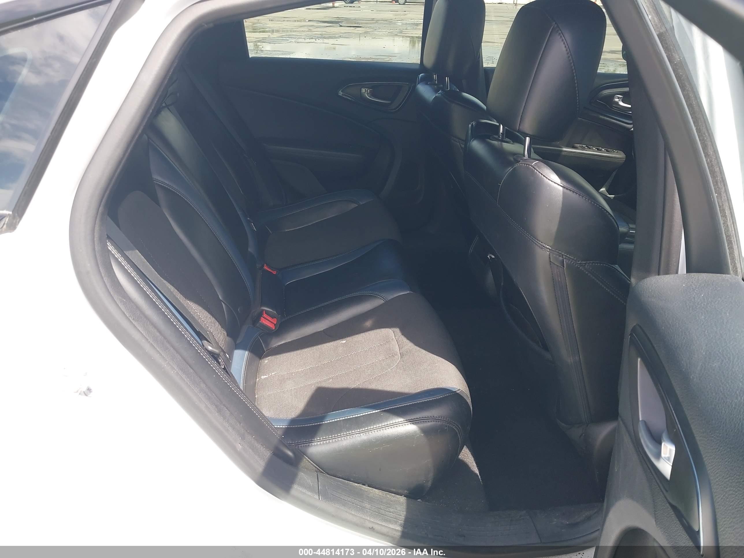 CHRYSLER 200 image 8