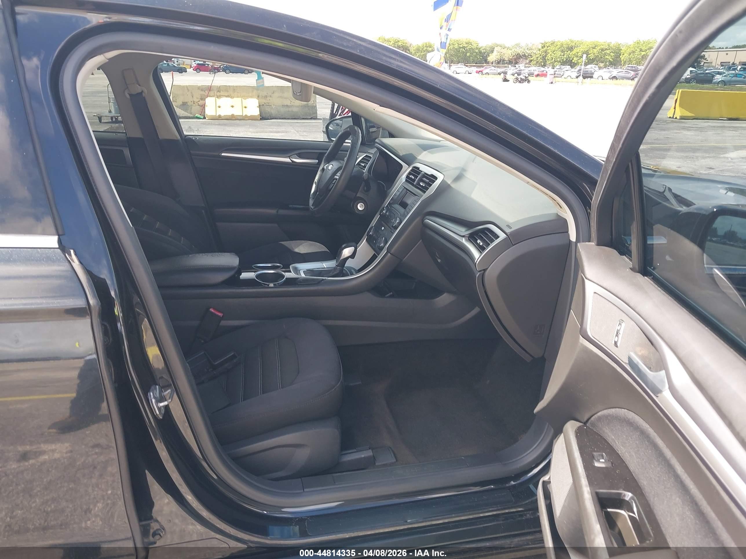 FORD FUSION image 5