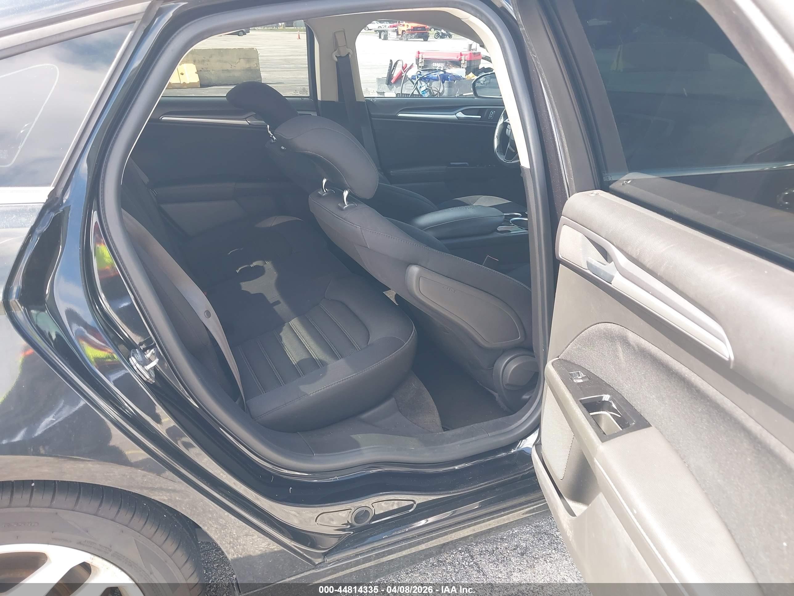 FORD FUSION image 8