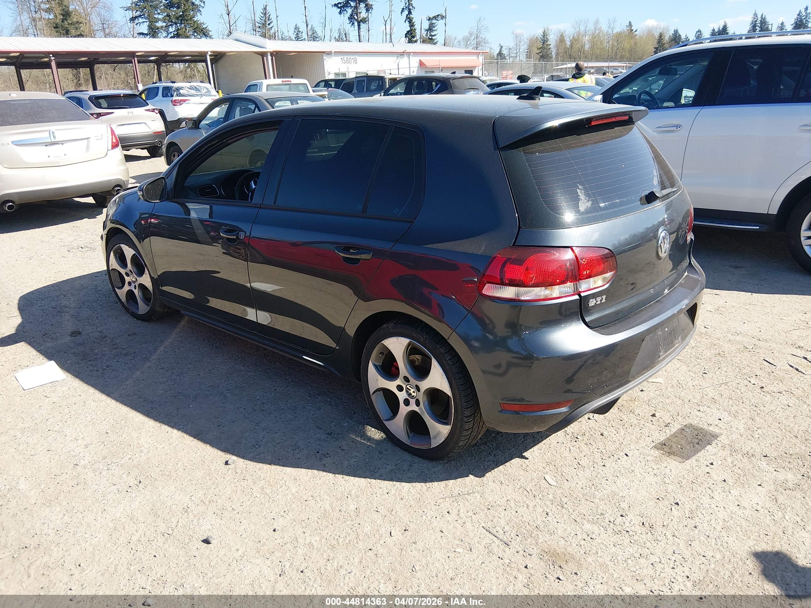 VOLKSWAGEN GTI image 3