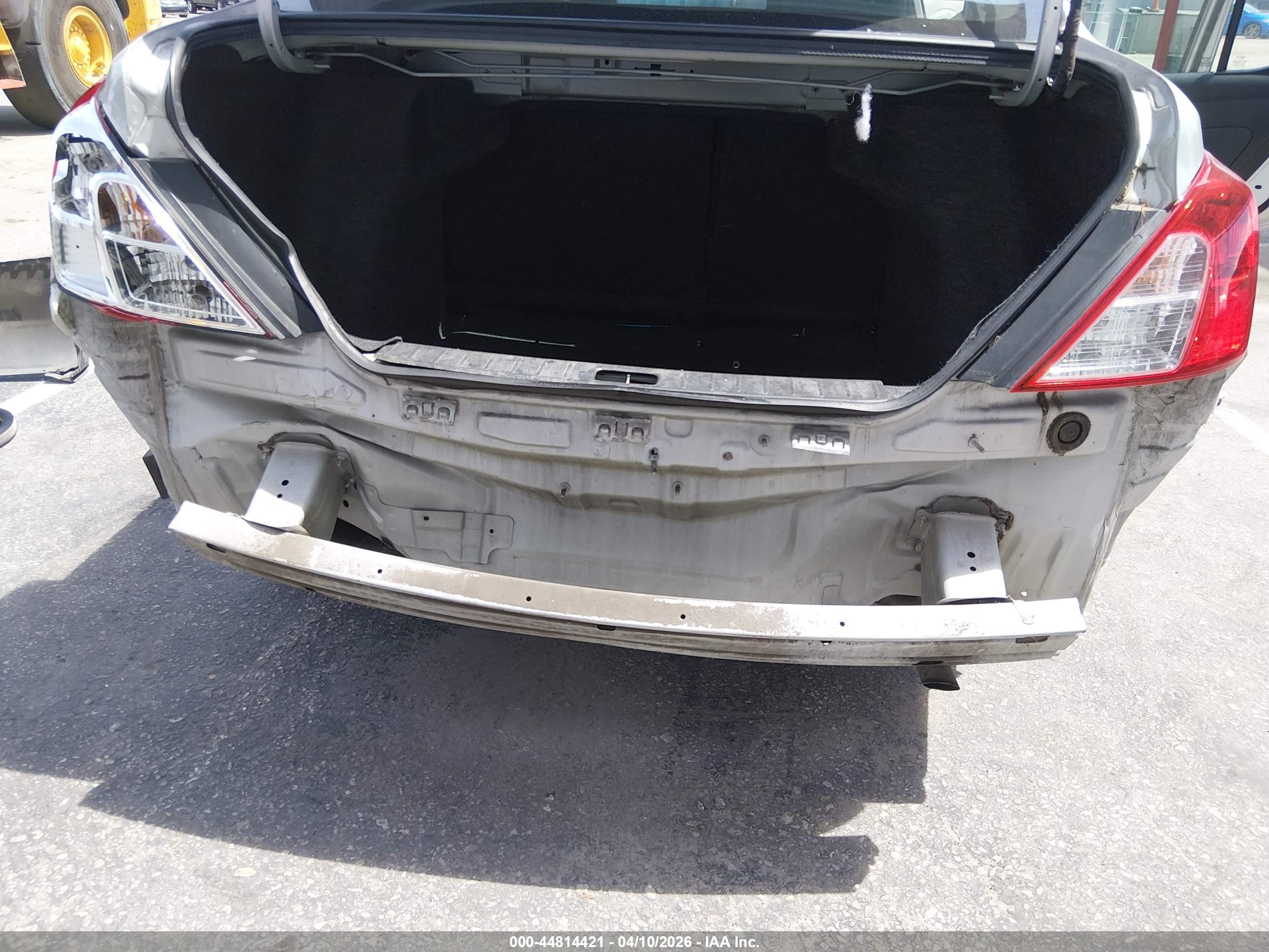 NISSAN VERSA image 6