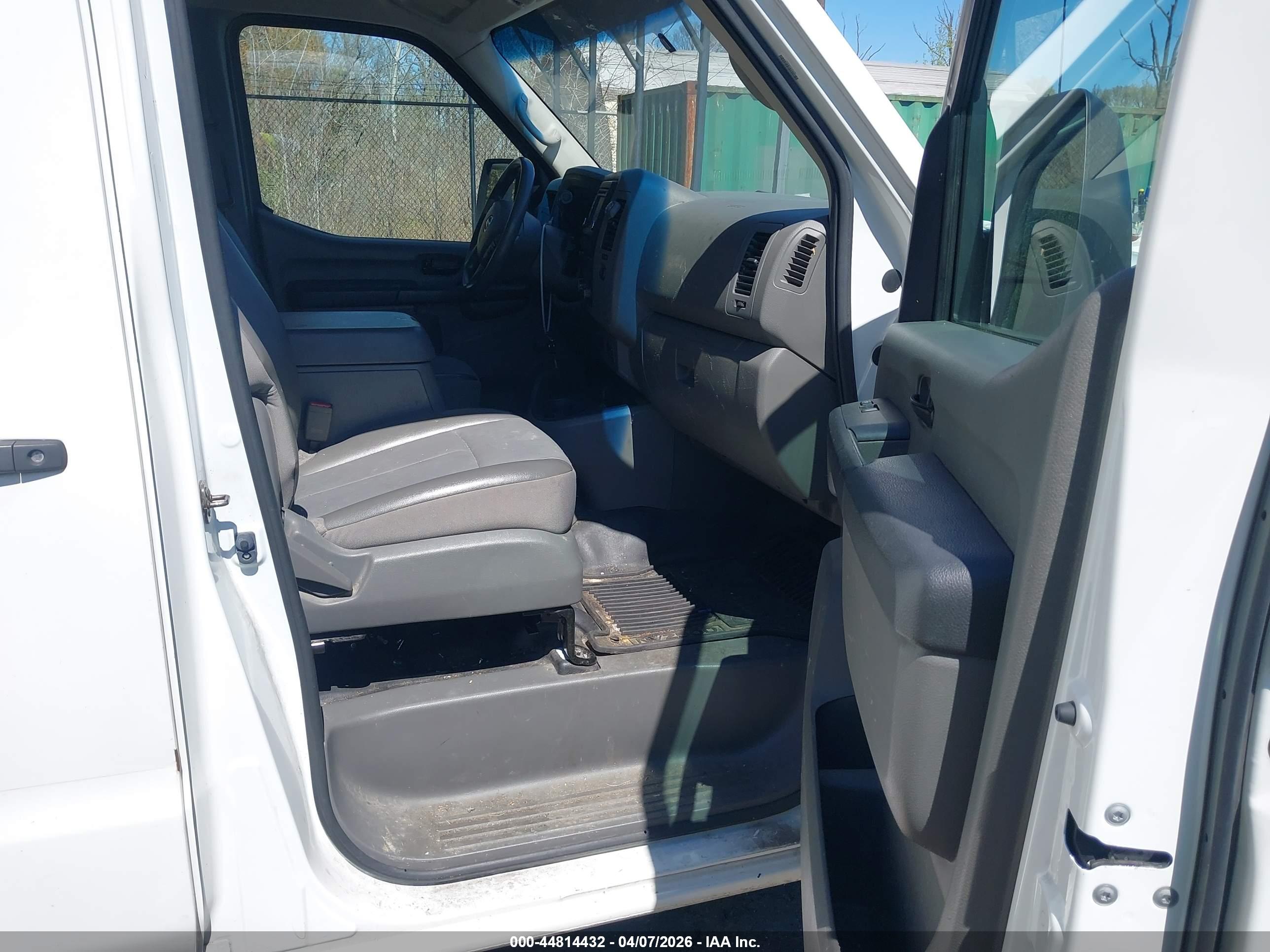 NISSAN NV image 5