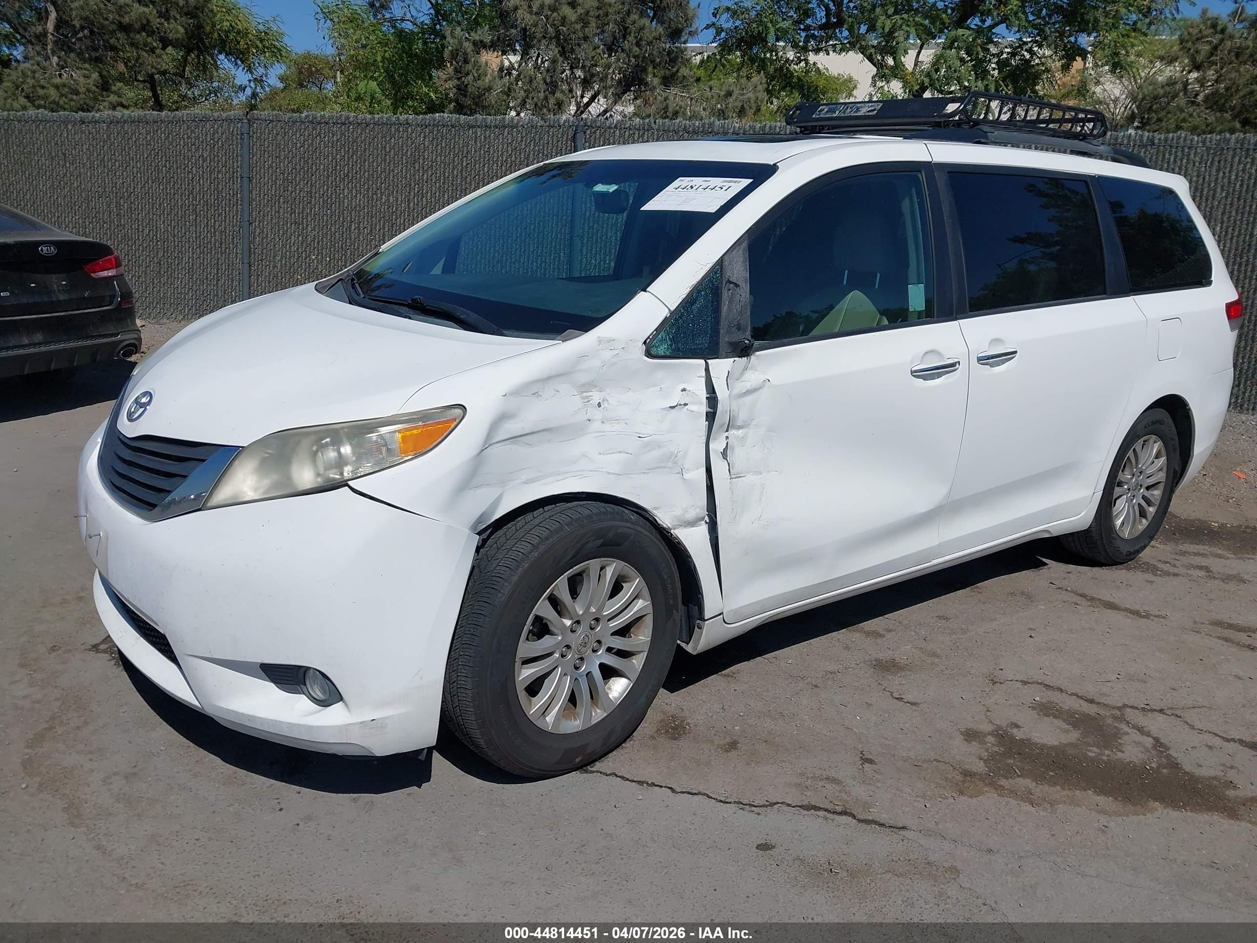 TOYOTA SIENNA image 2
