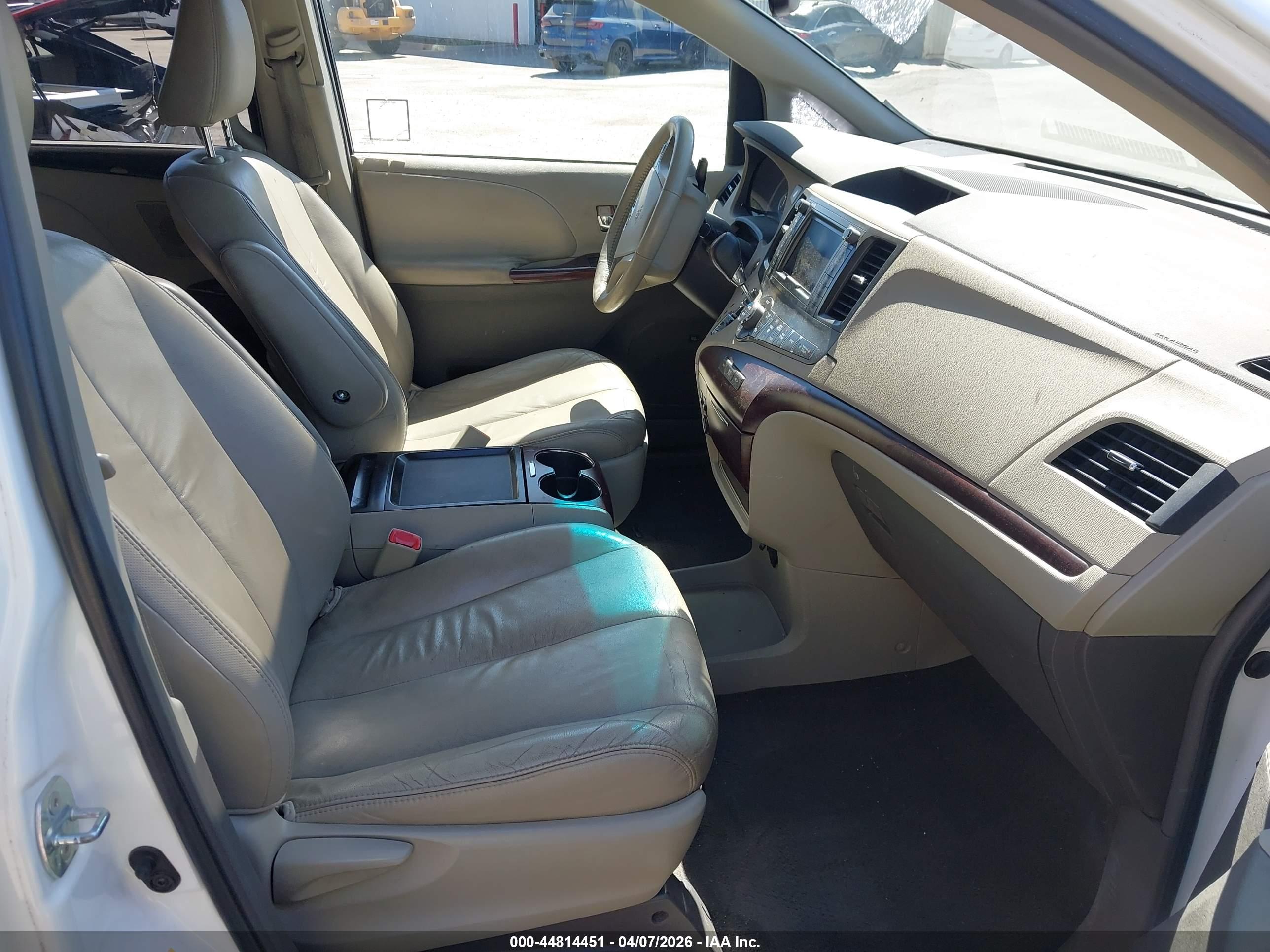 TOYOTA SIENNA image 5