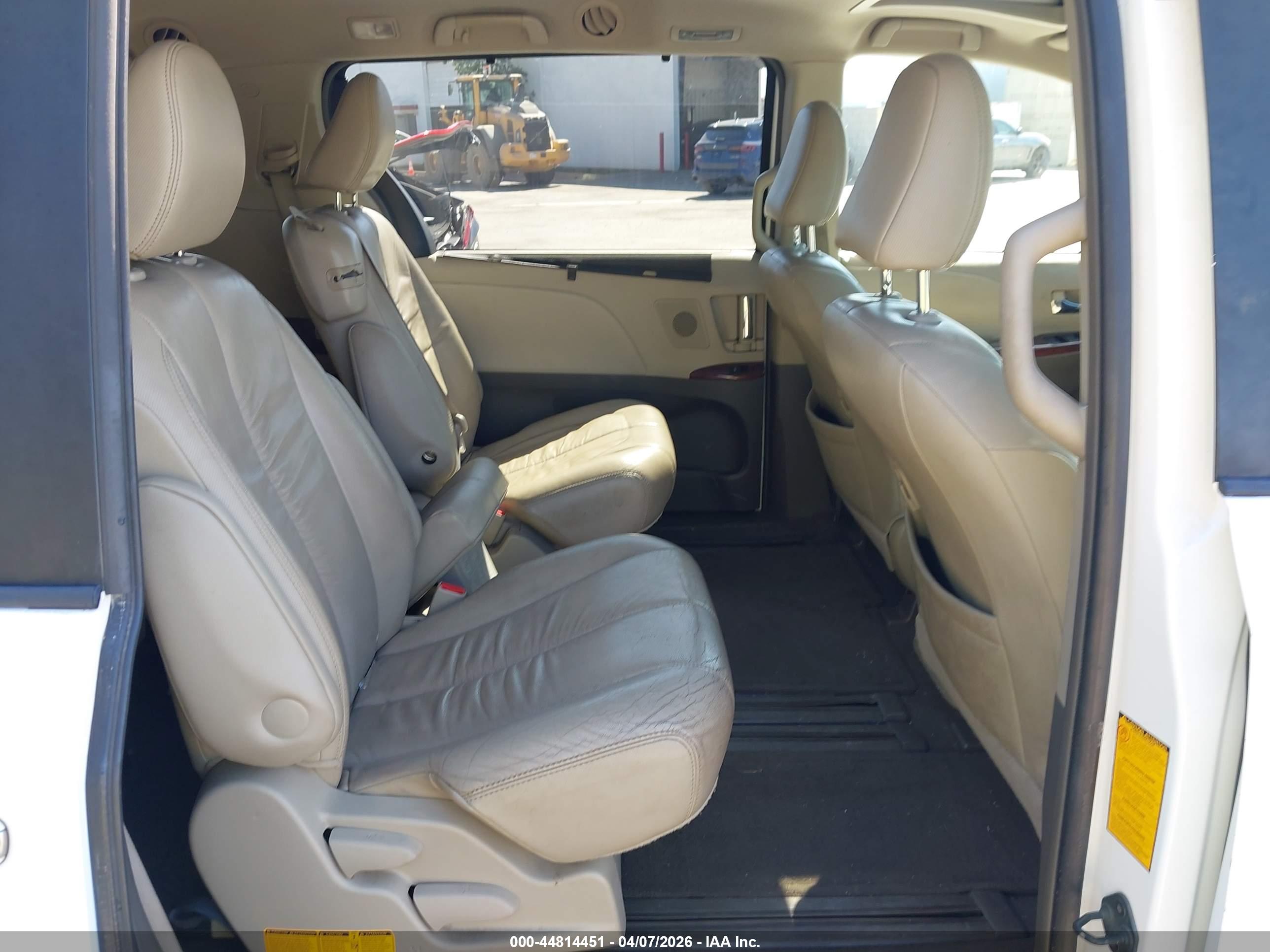 TOYOTA SIENNA image 8