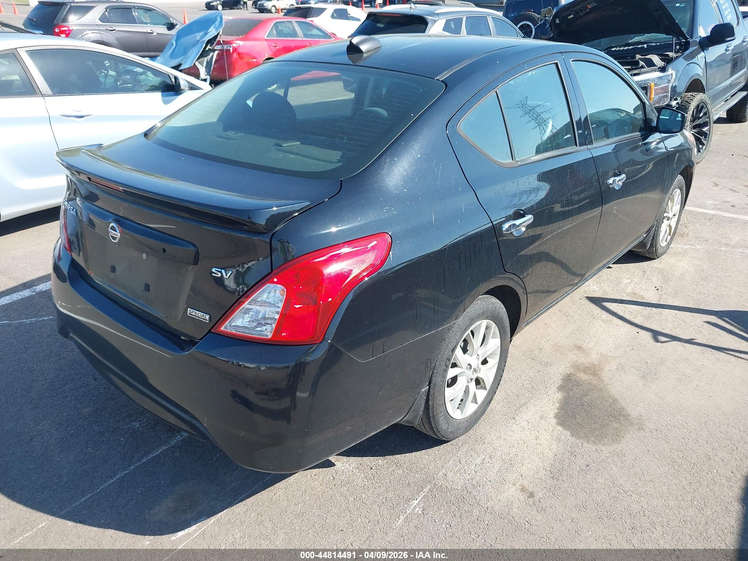 NISSAN VERSA image 4
