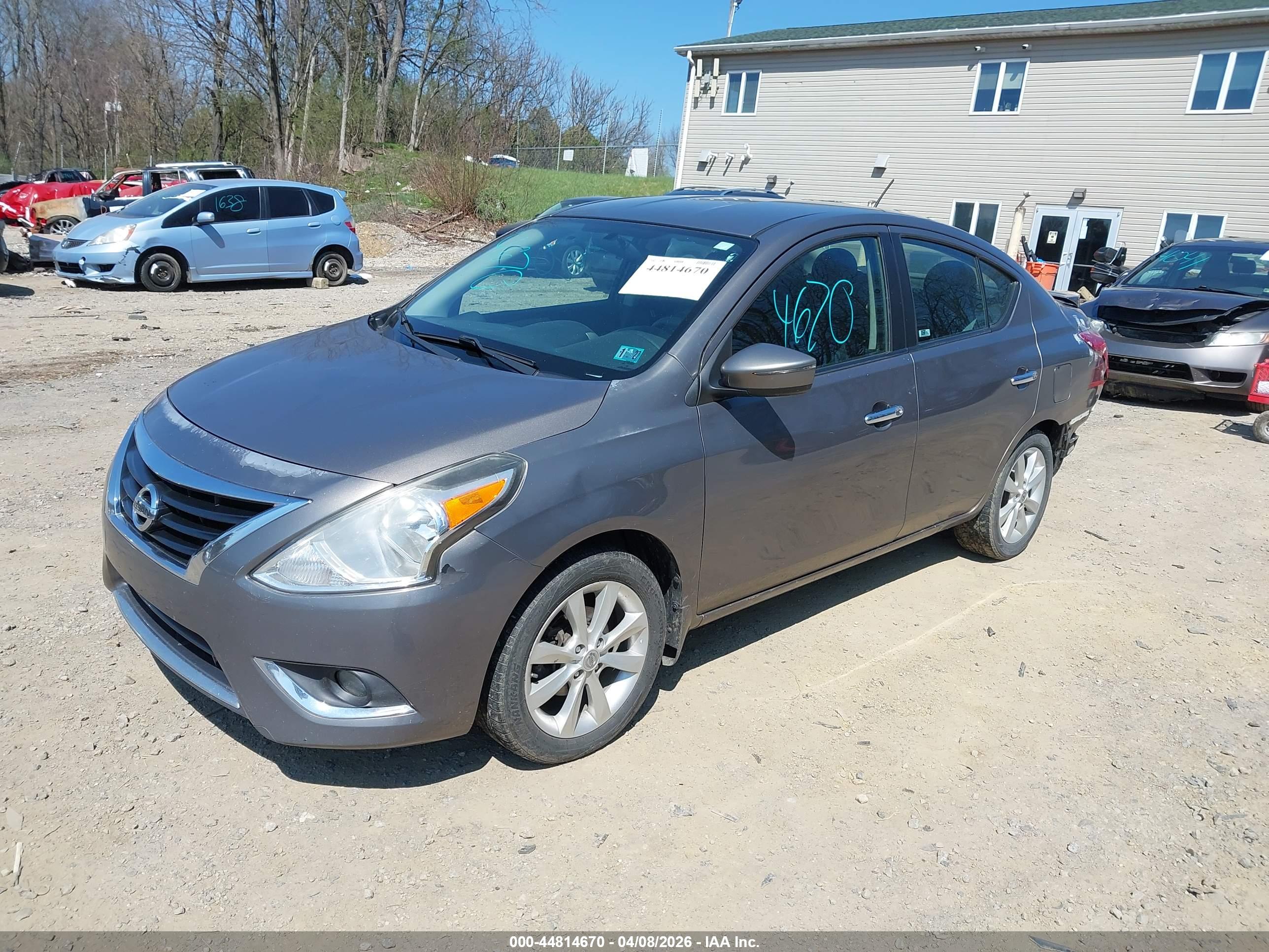 NISSAN VERSA image 2