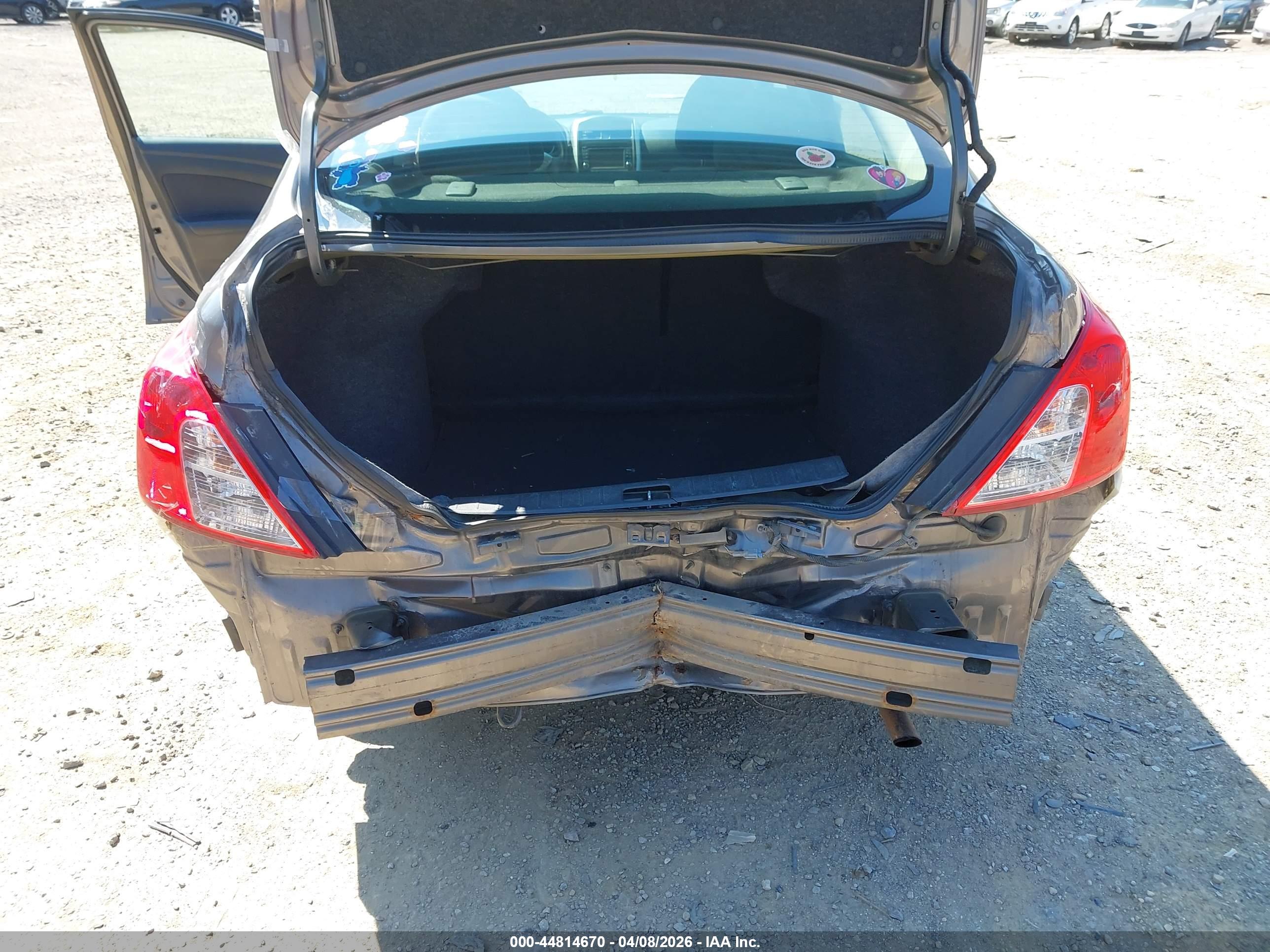 NISSAN VERSA image 6