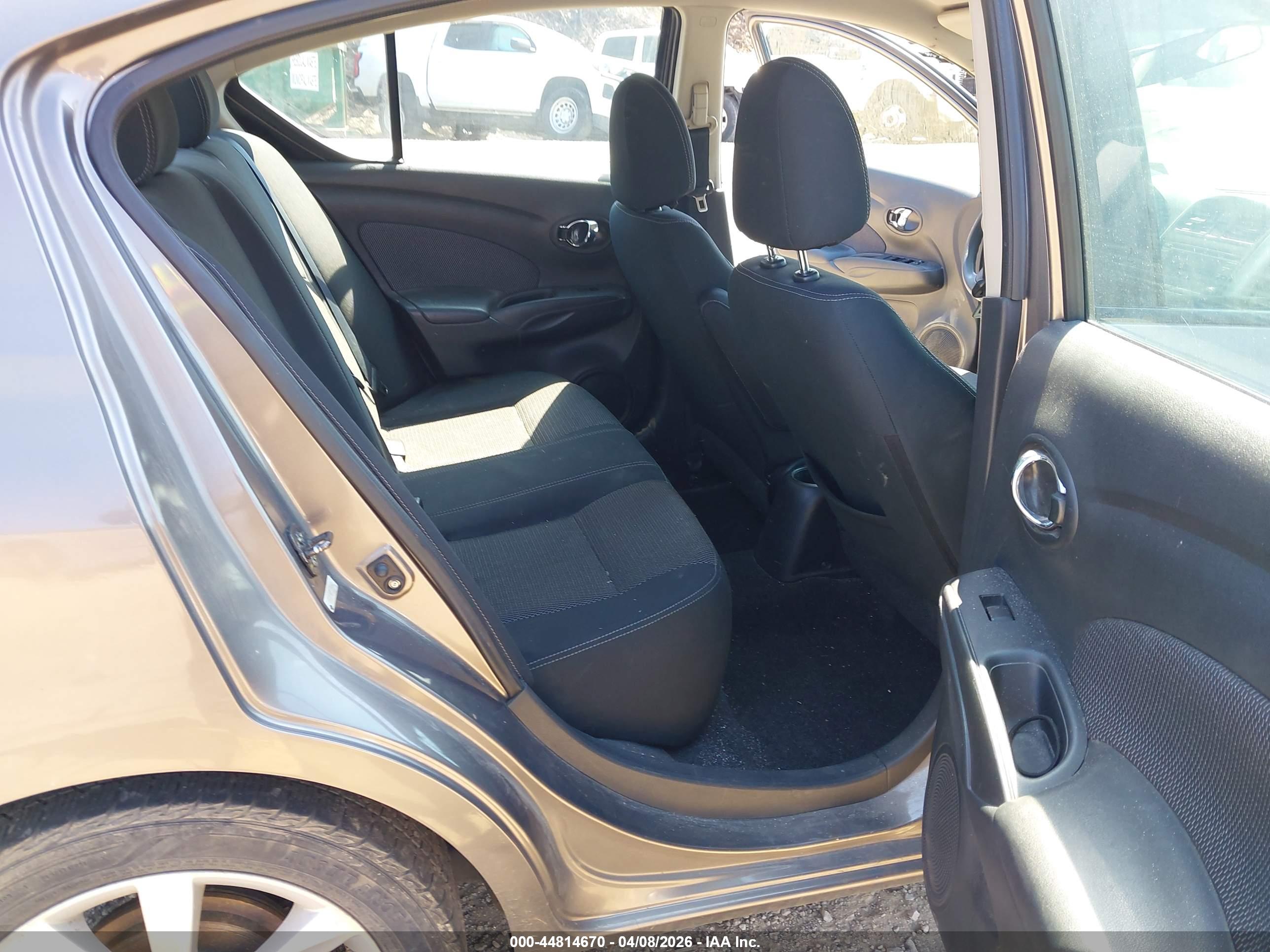 NISSAN VERSA image 8