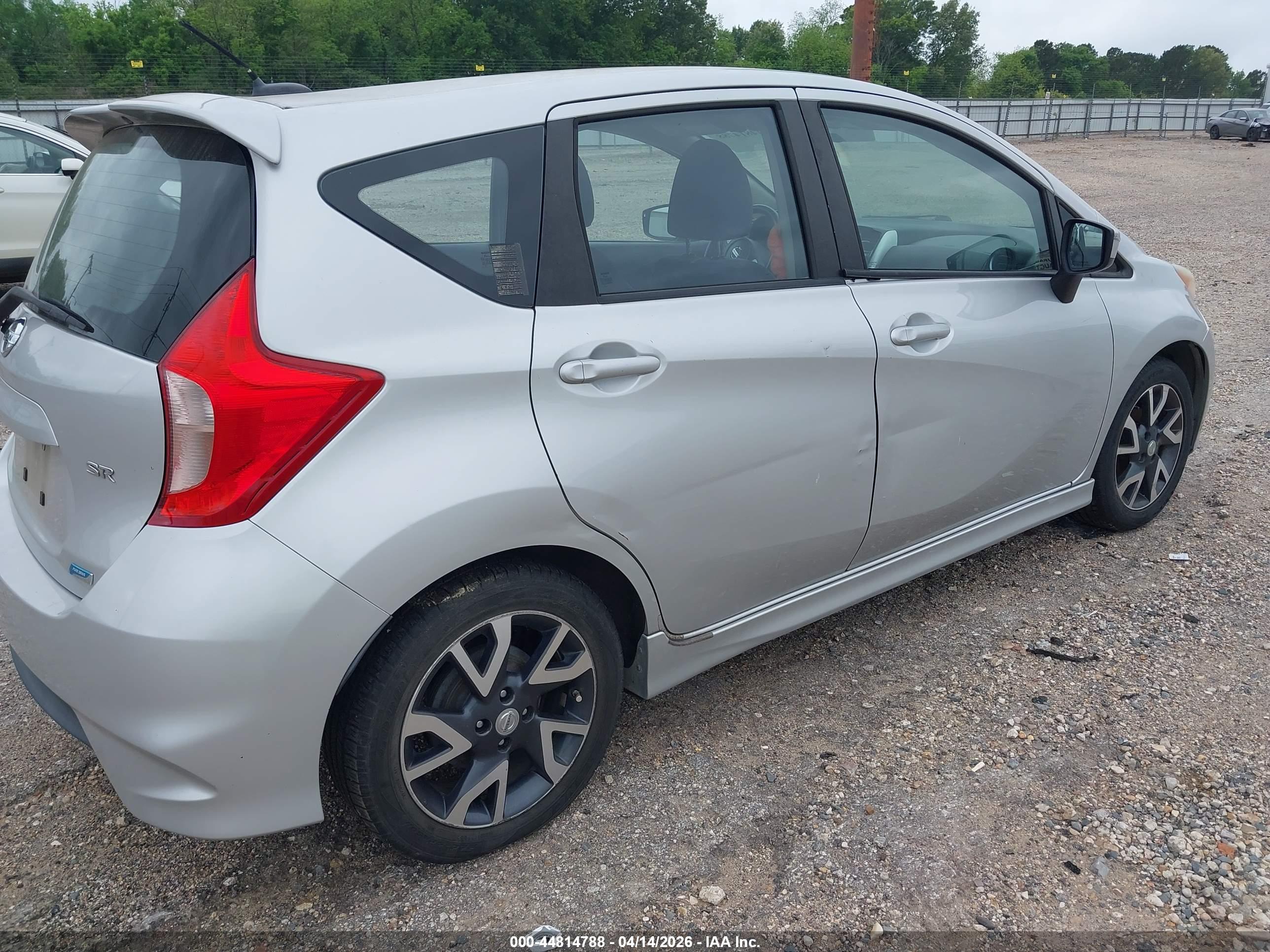 NISSAN VERSA image 4