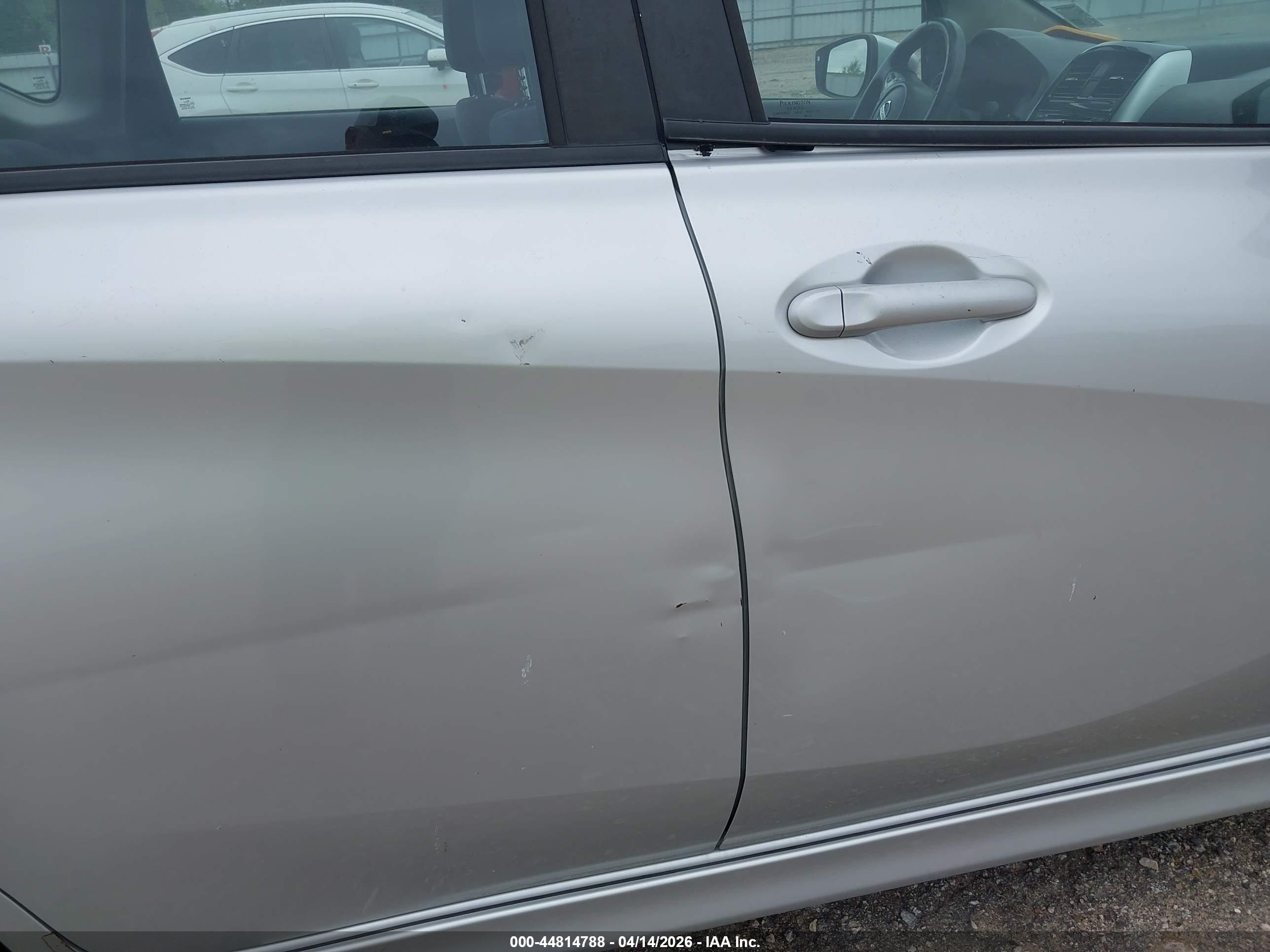 NISSAN VERSA image 6
