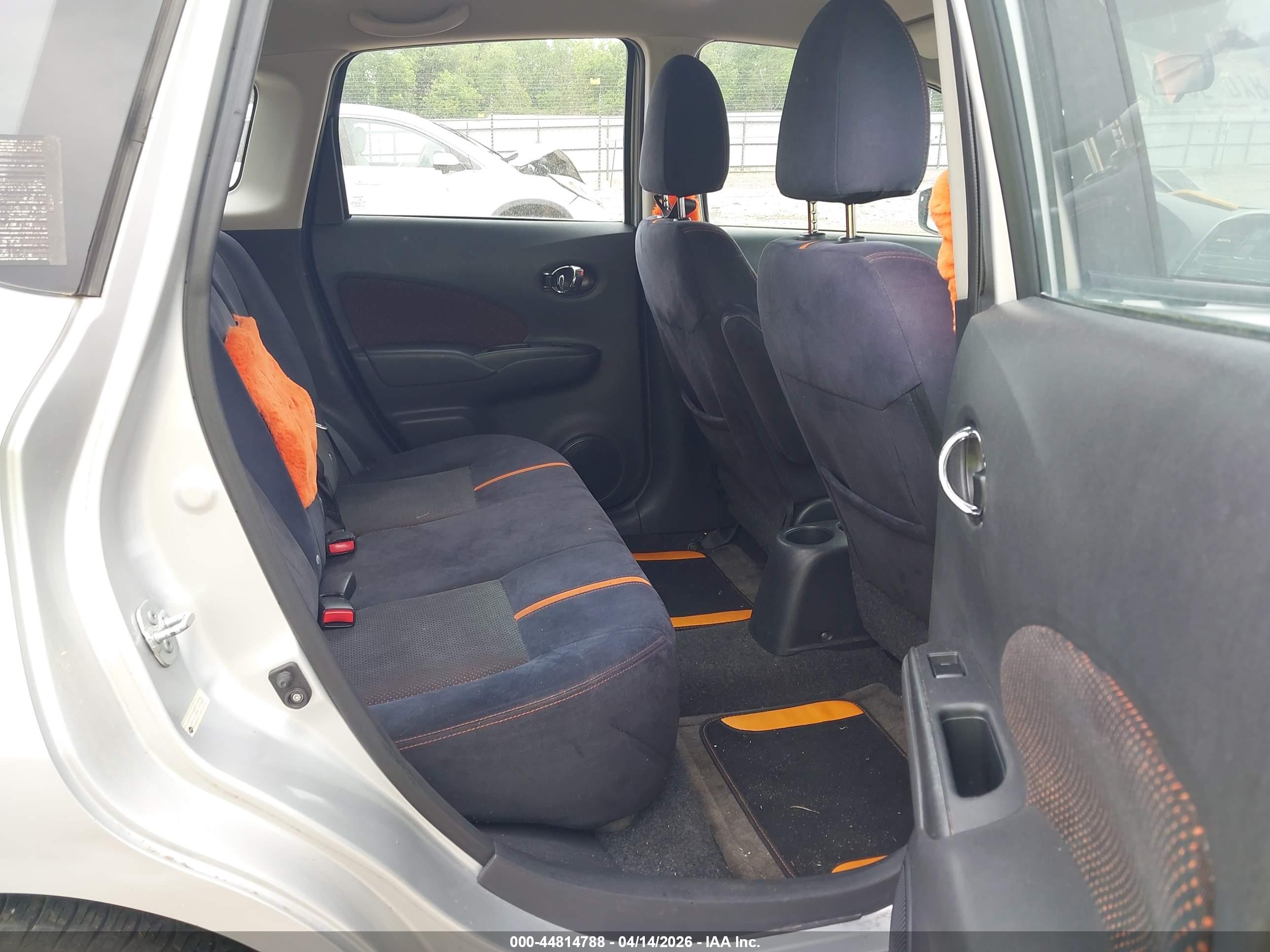NISSAN VERSA image 8
