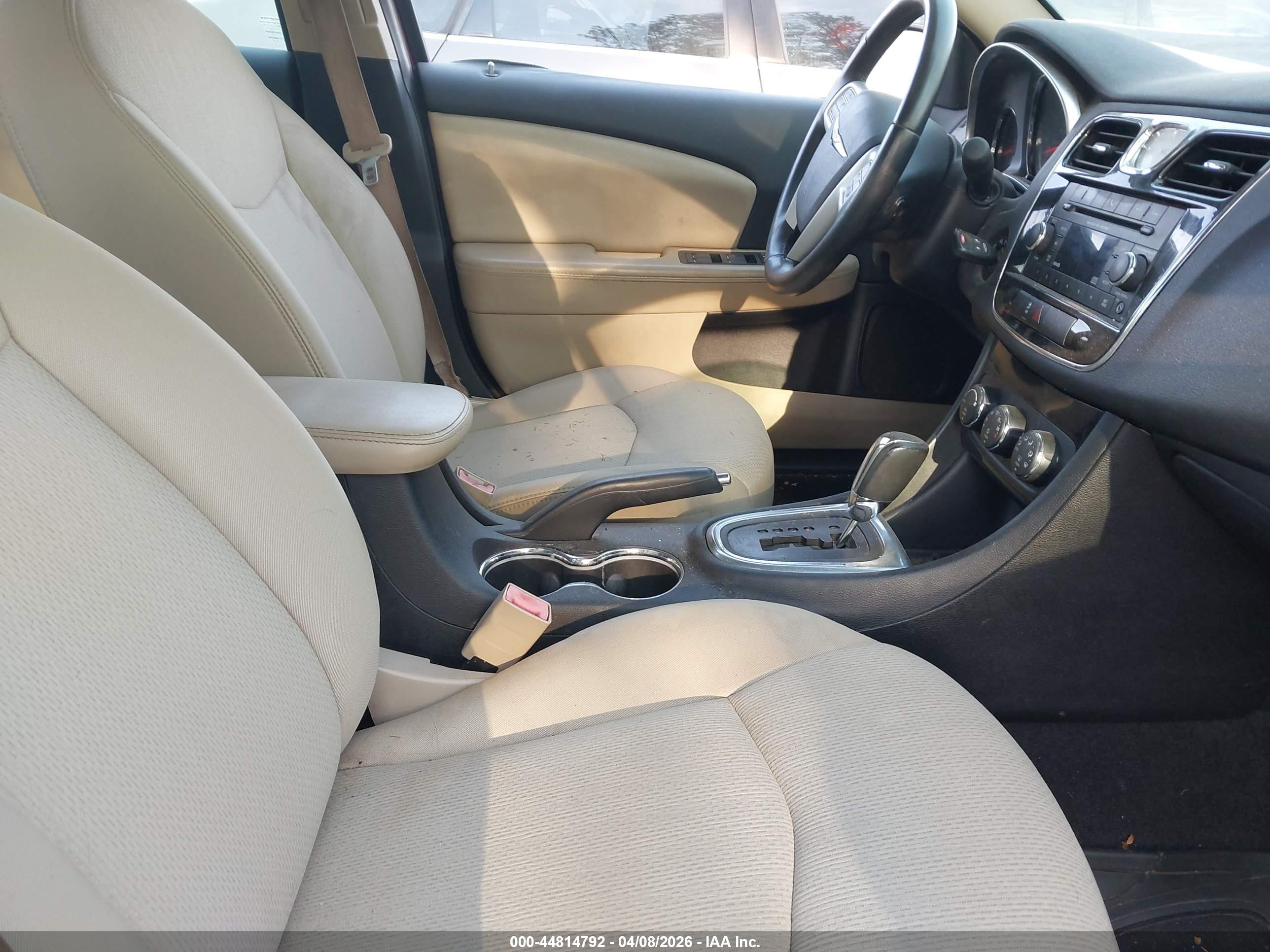 CHRYSLER 200 image 5