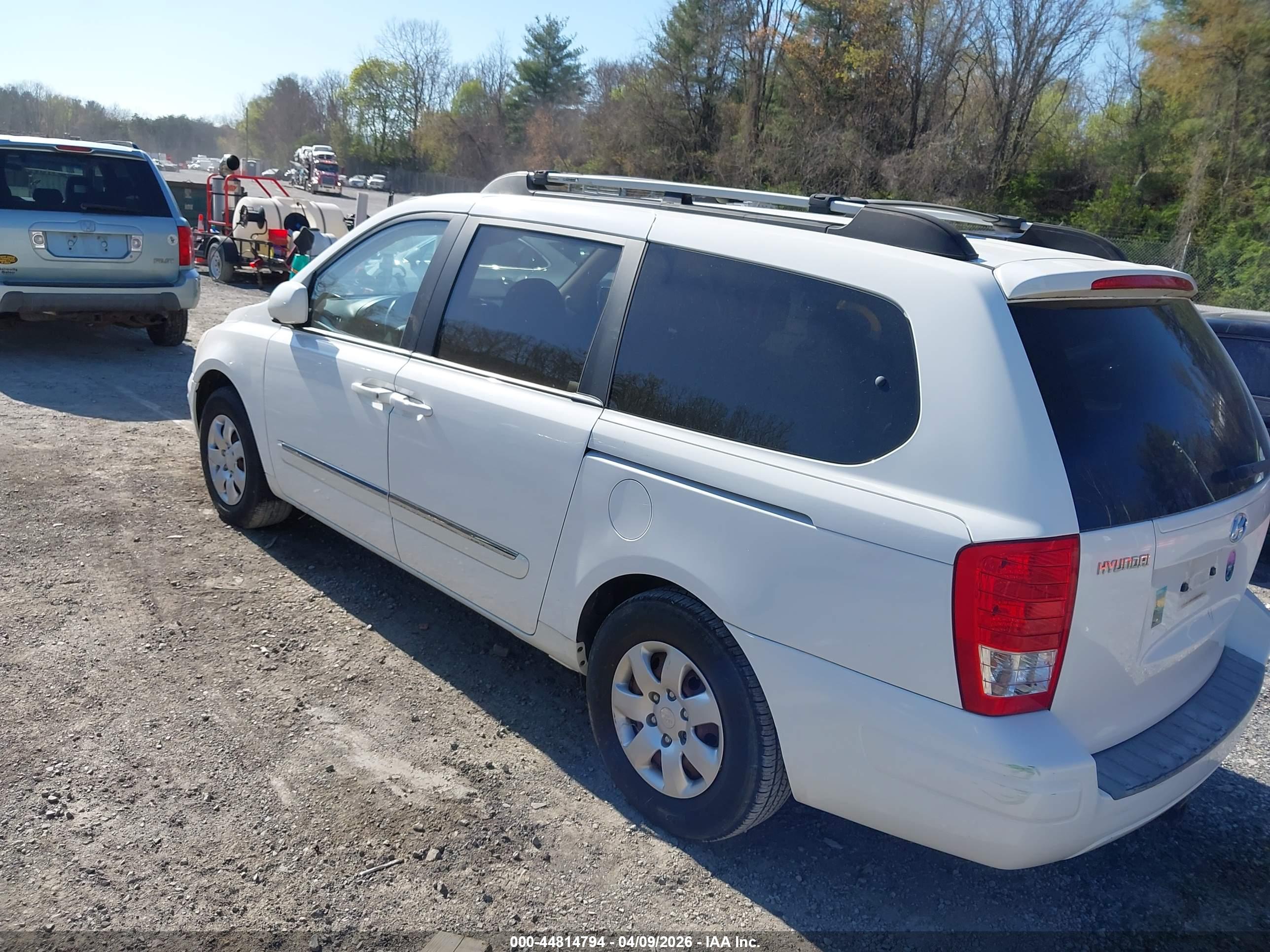 HYUNDAI ENTOURAGE image 3