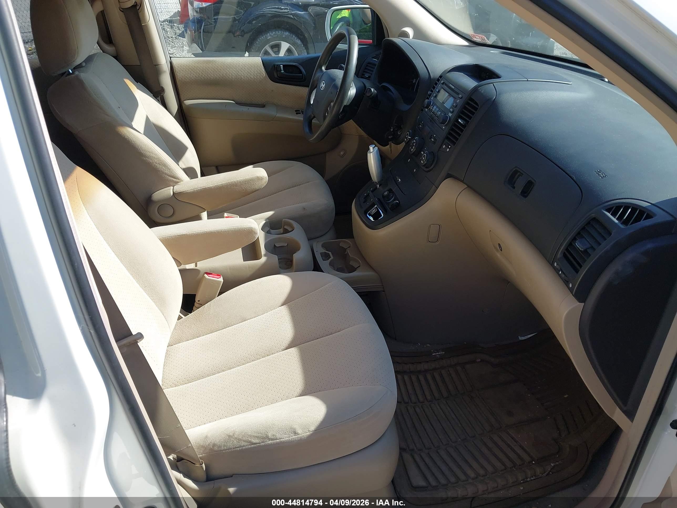 HYUNDAI ENTOURAGE image 5