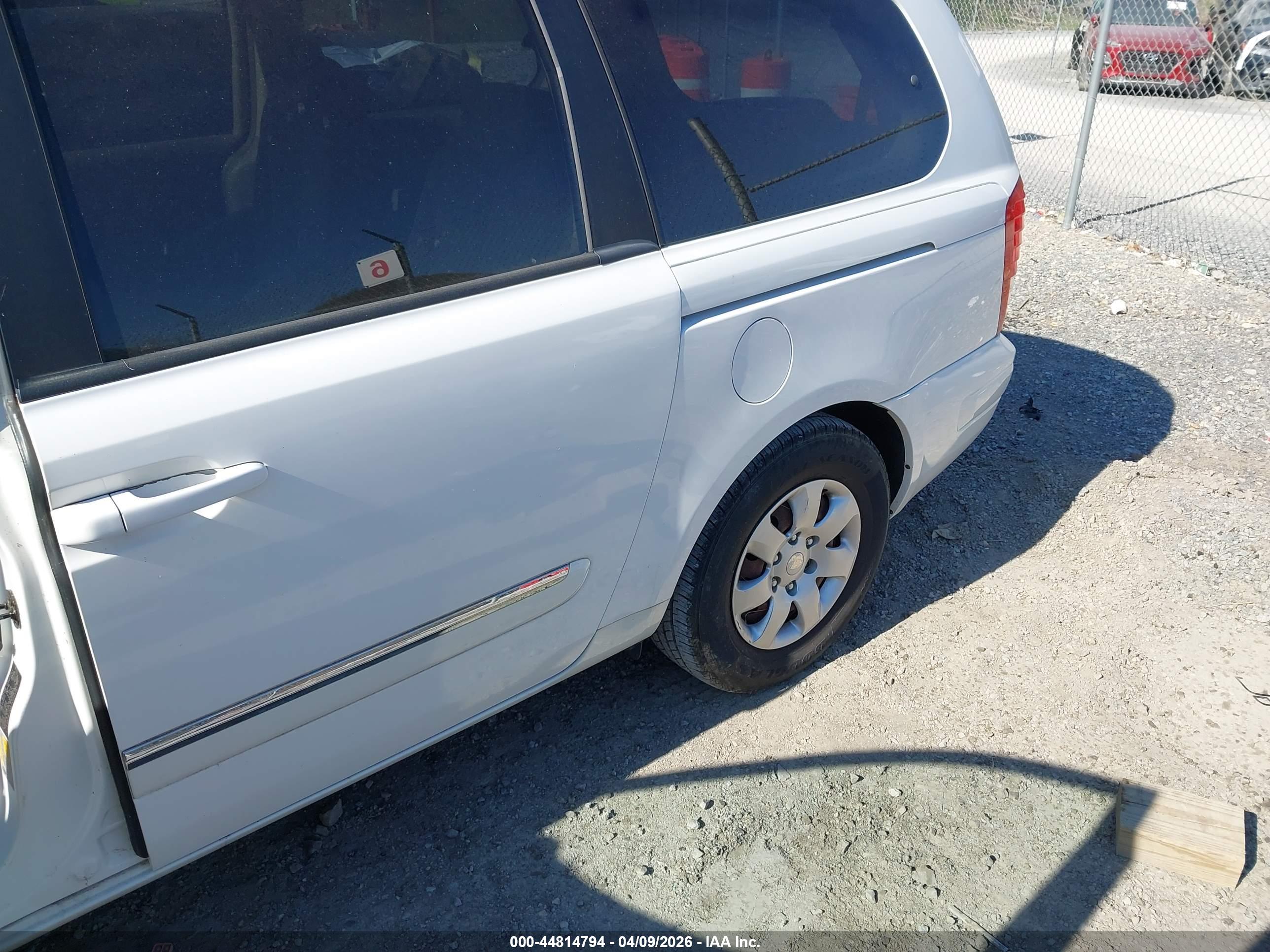 HYUNDAI ENTOURAGE image 6