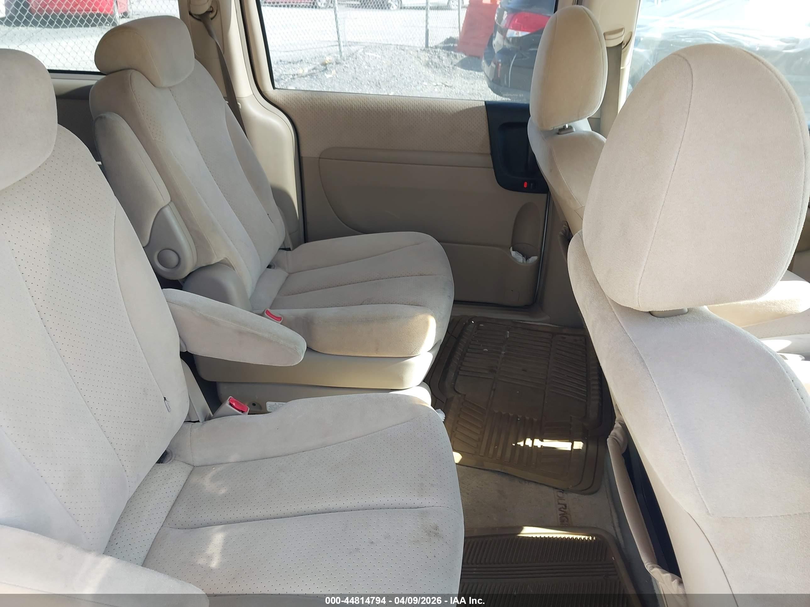 HYUNDAI ENTOURAGE image 8