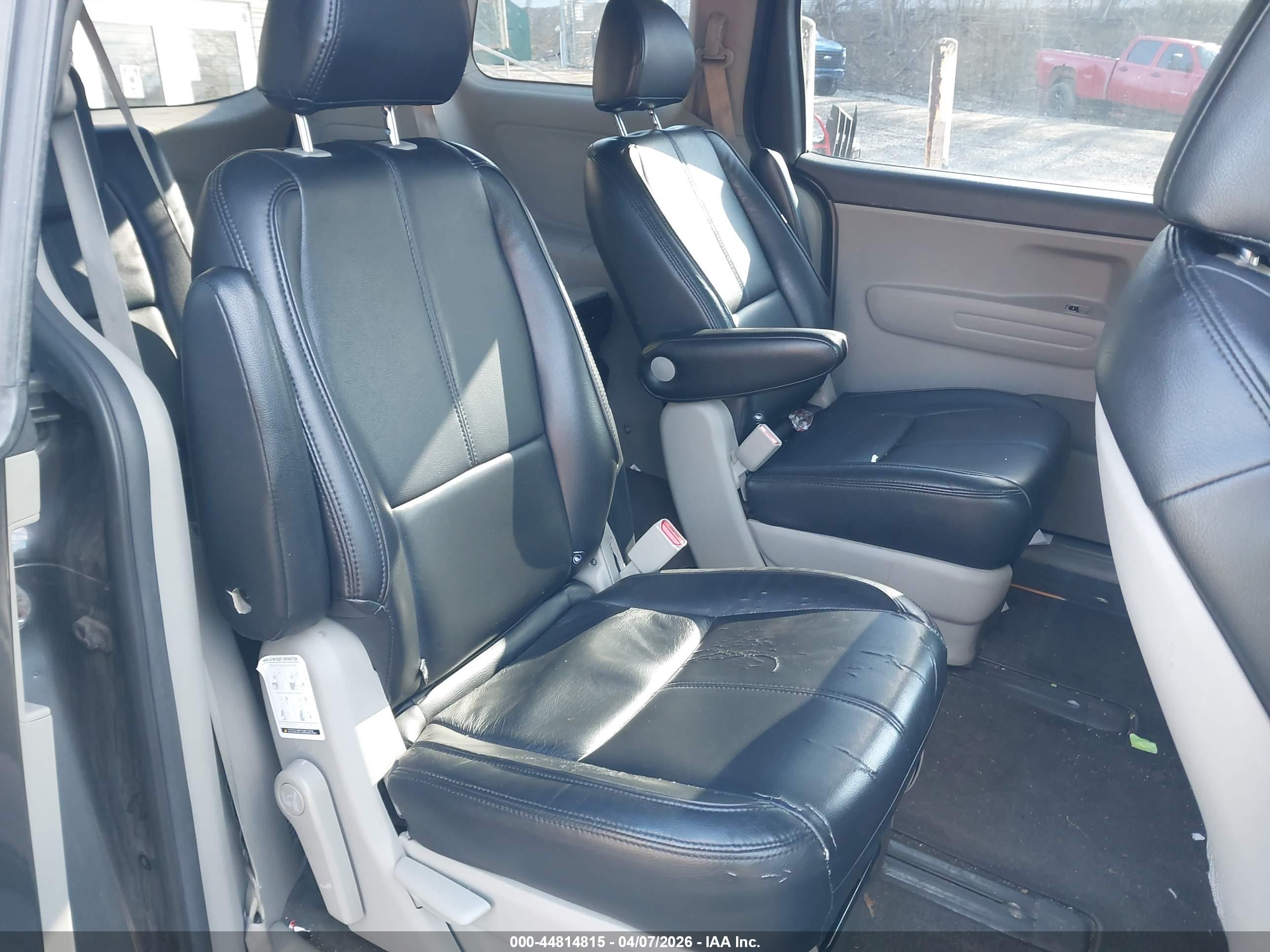 KIA SEDONA image 8
