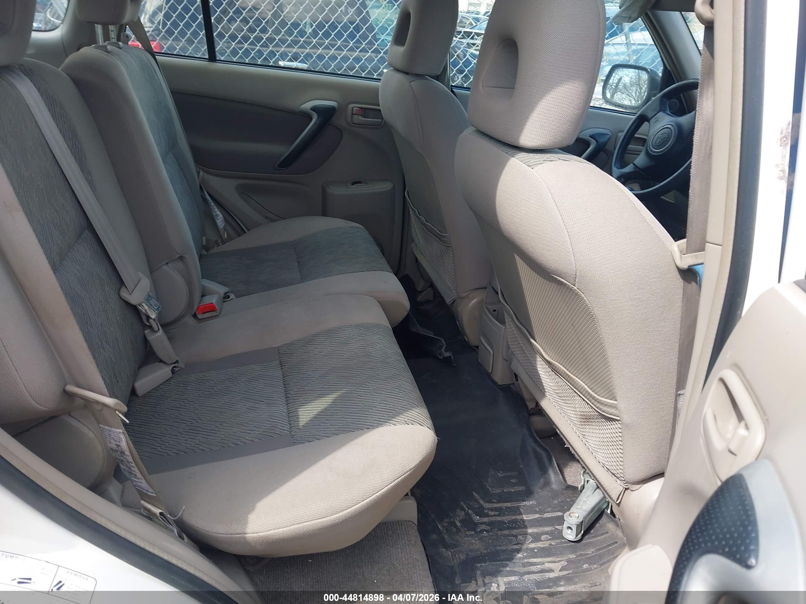 TOYOTA RAV4 image 8