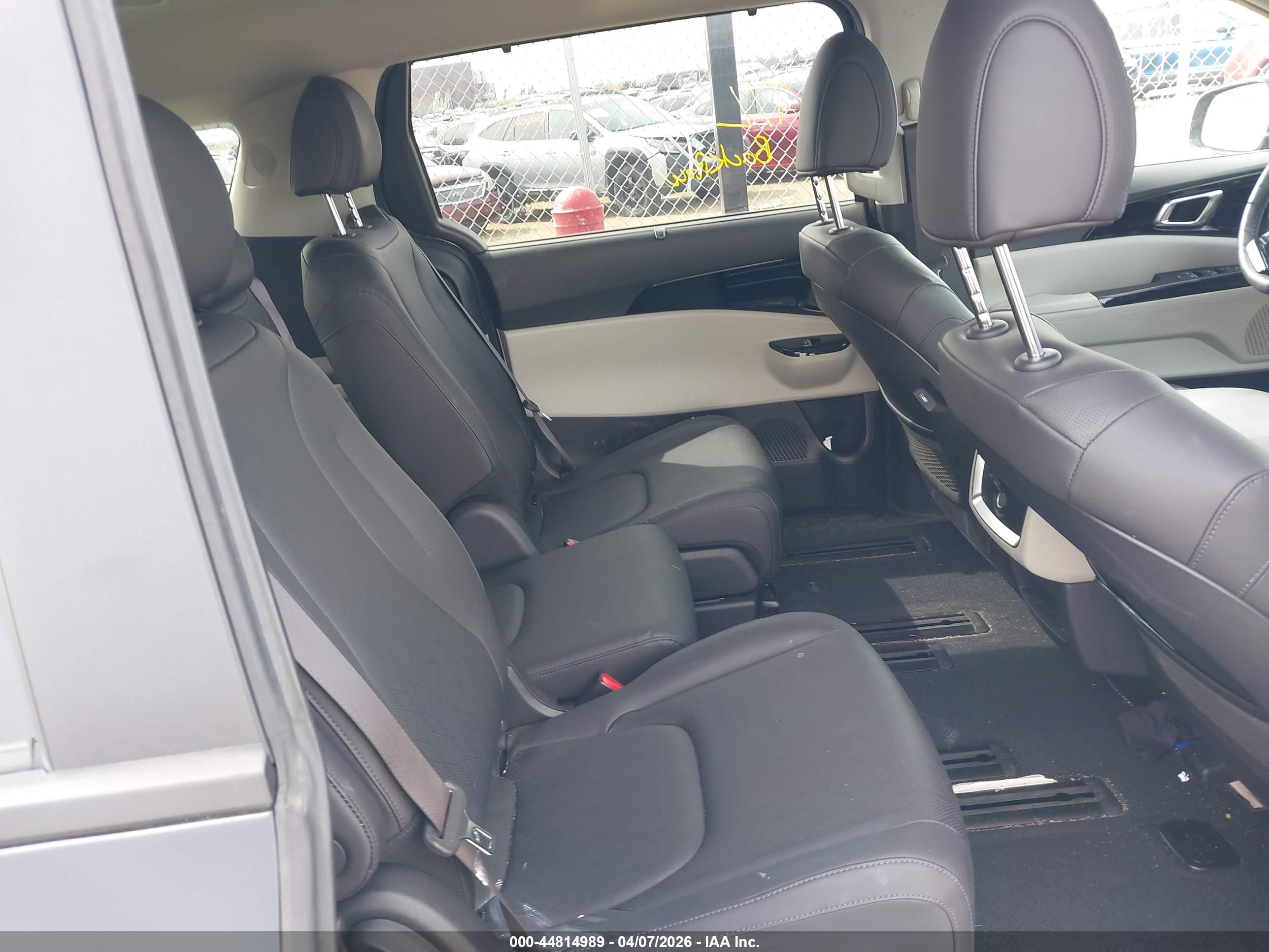 KIA CARNIVAL image 8