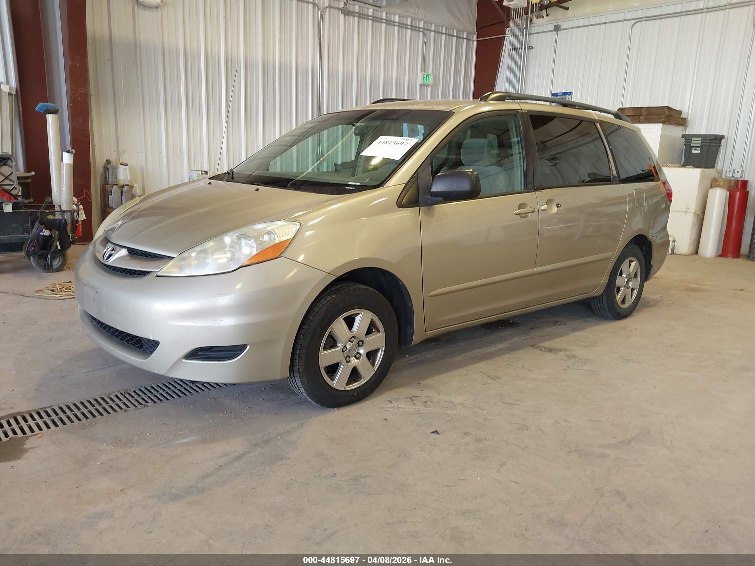 TOYOTA SIENNA image 2