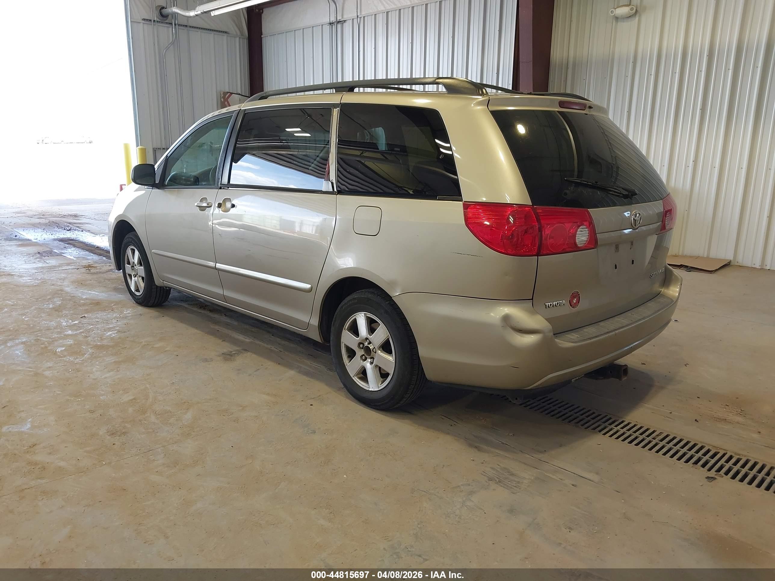 TOYOTA SIENNA image 3