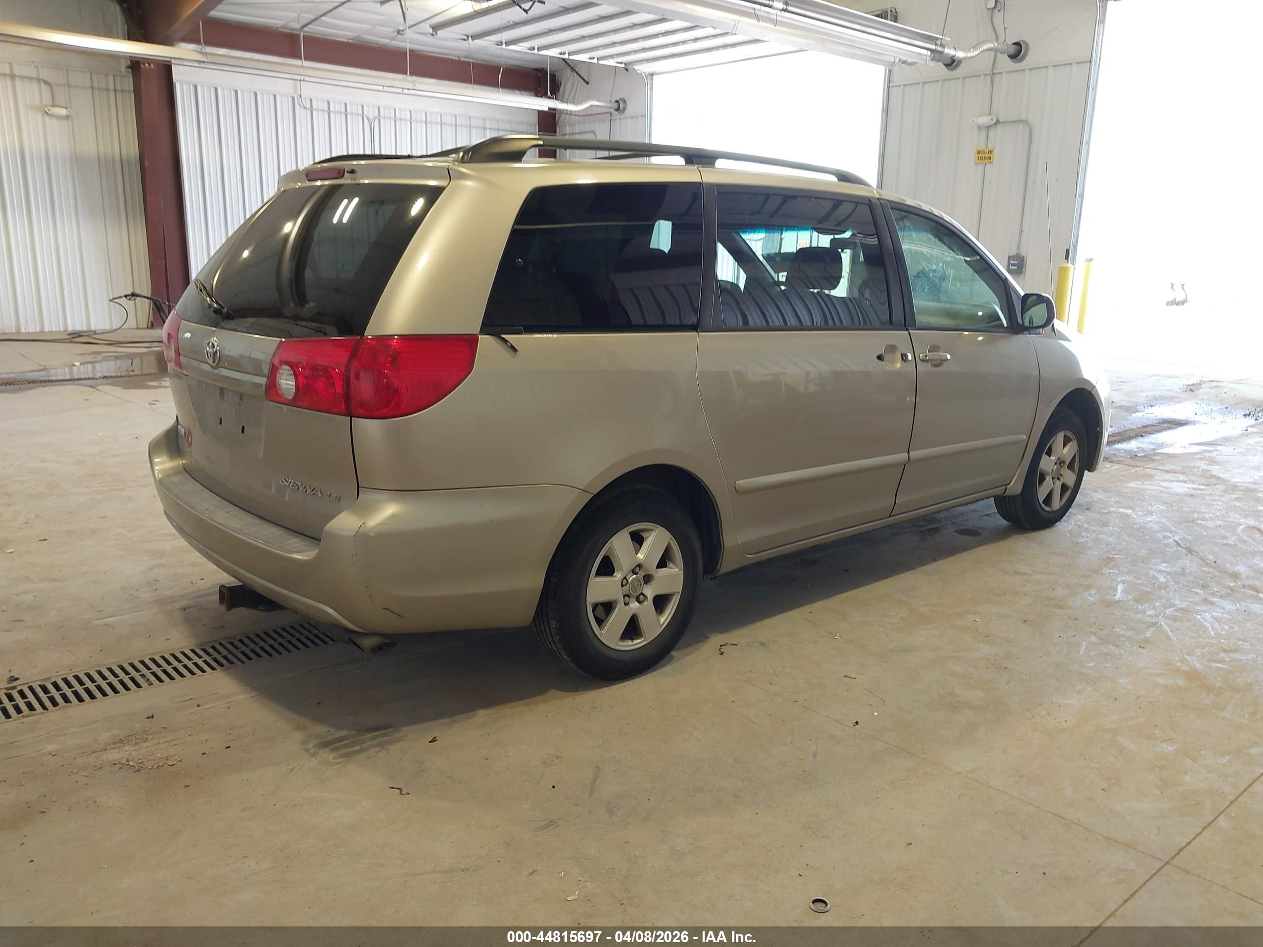 TOYOTA SIENNA image 4