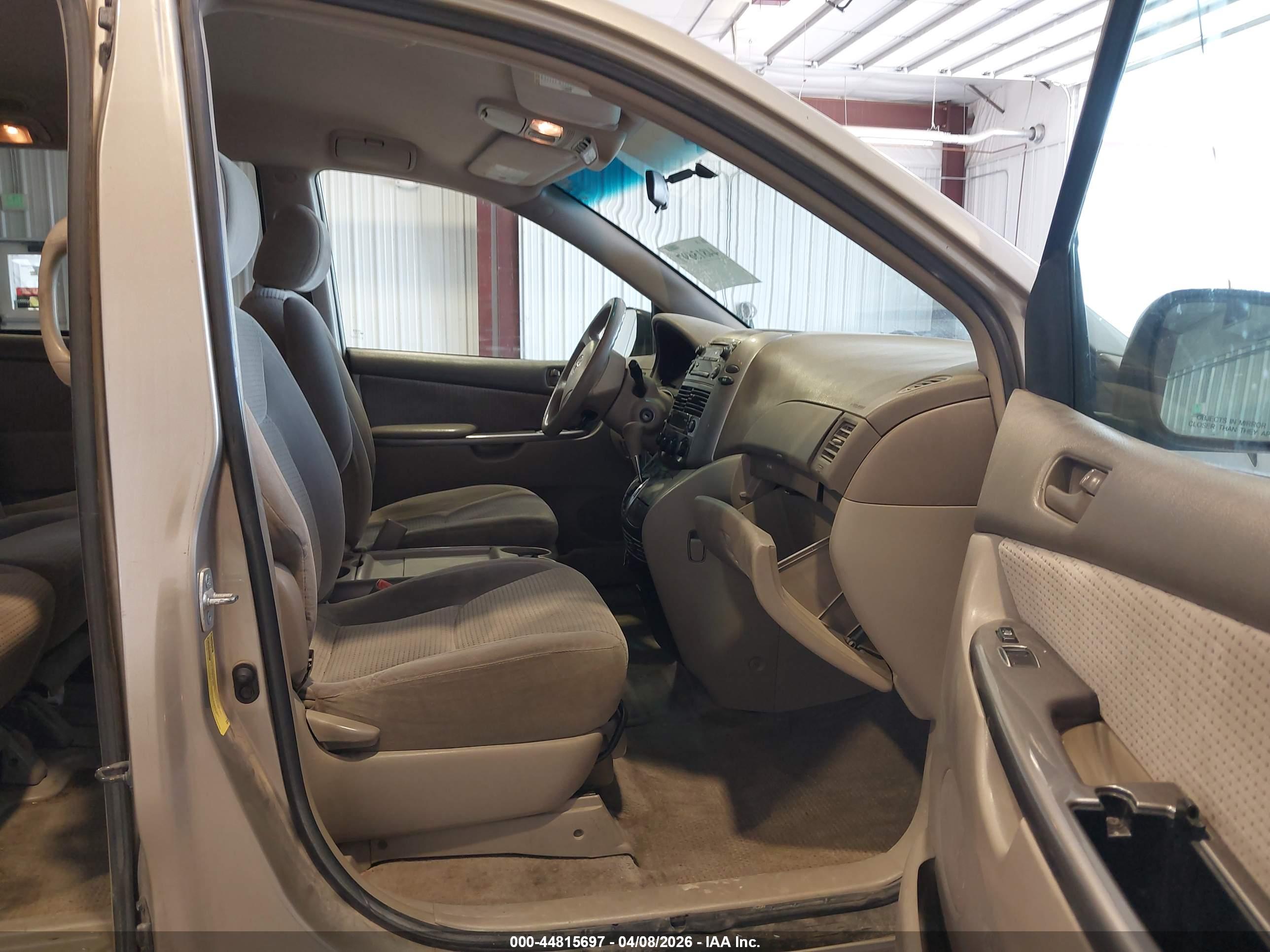 TOYOTA SIENNA image 5