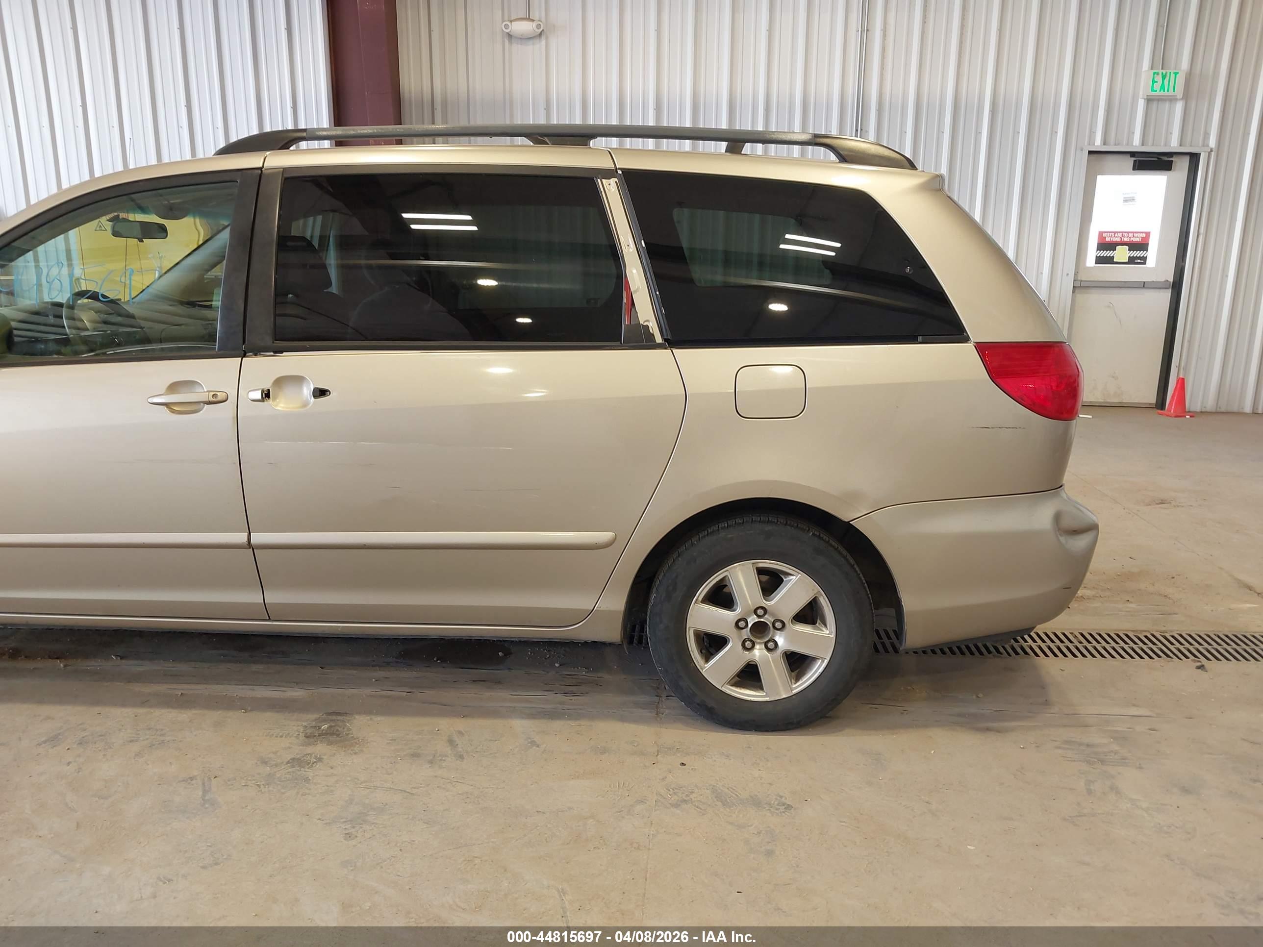 TOYOTA SIENNA image 6
