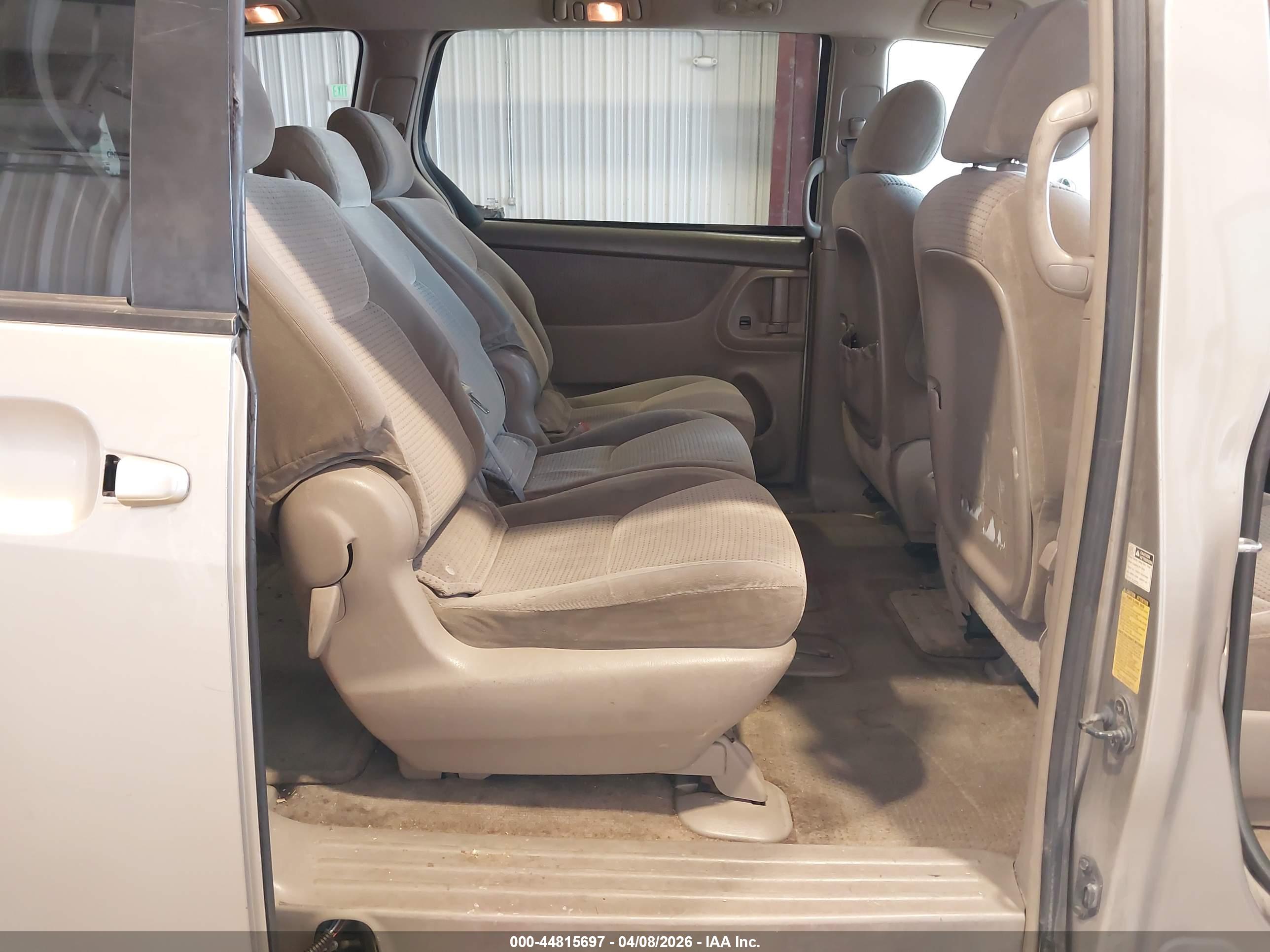 TOYOTA SIENNA image 8