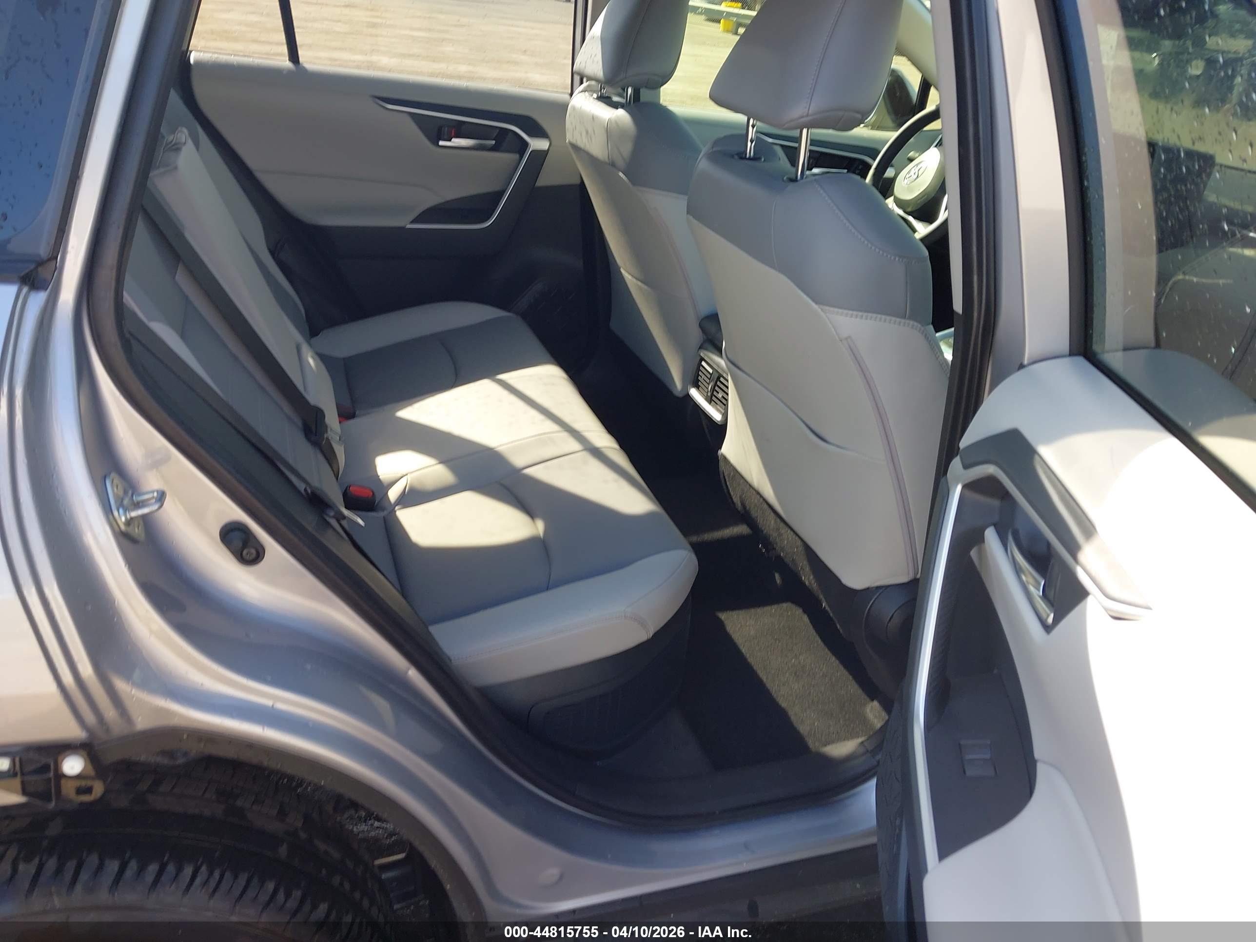 TOYOTA RAV4 image 8