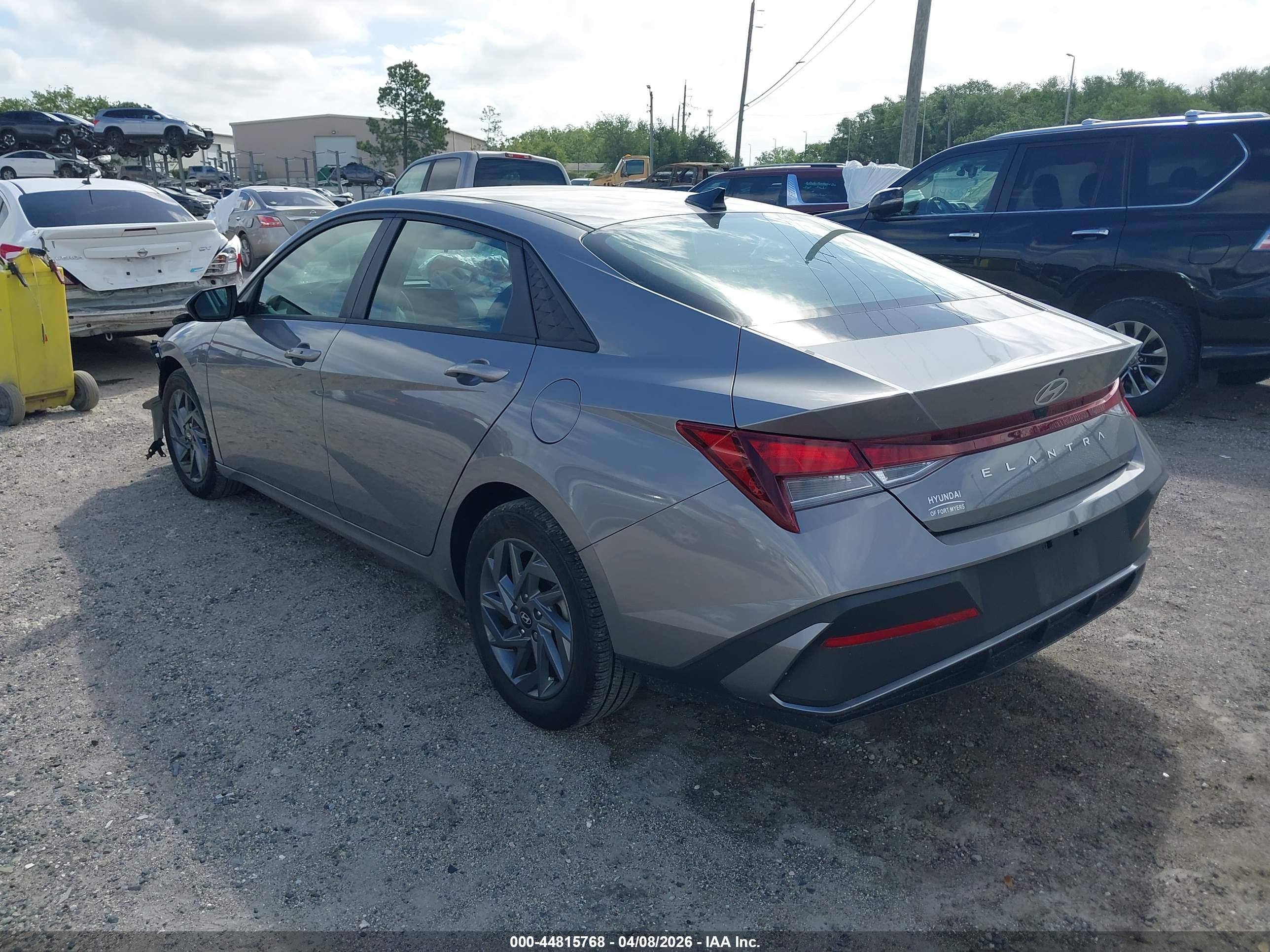 HYUNDAI ELANTRA image 3