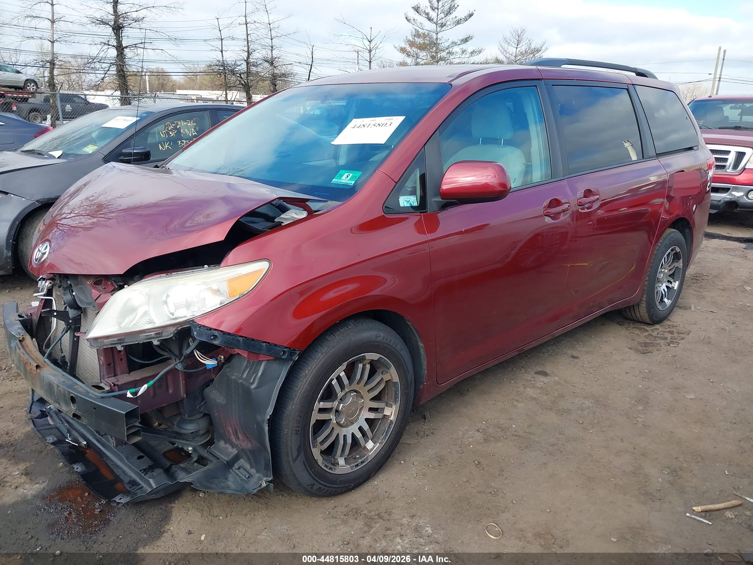 TOYOTA SIENNA image 2