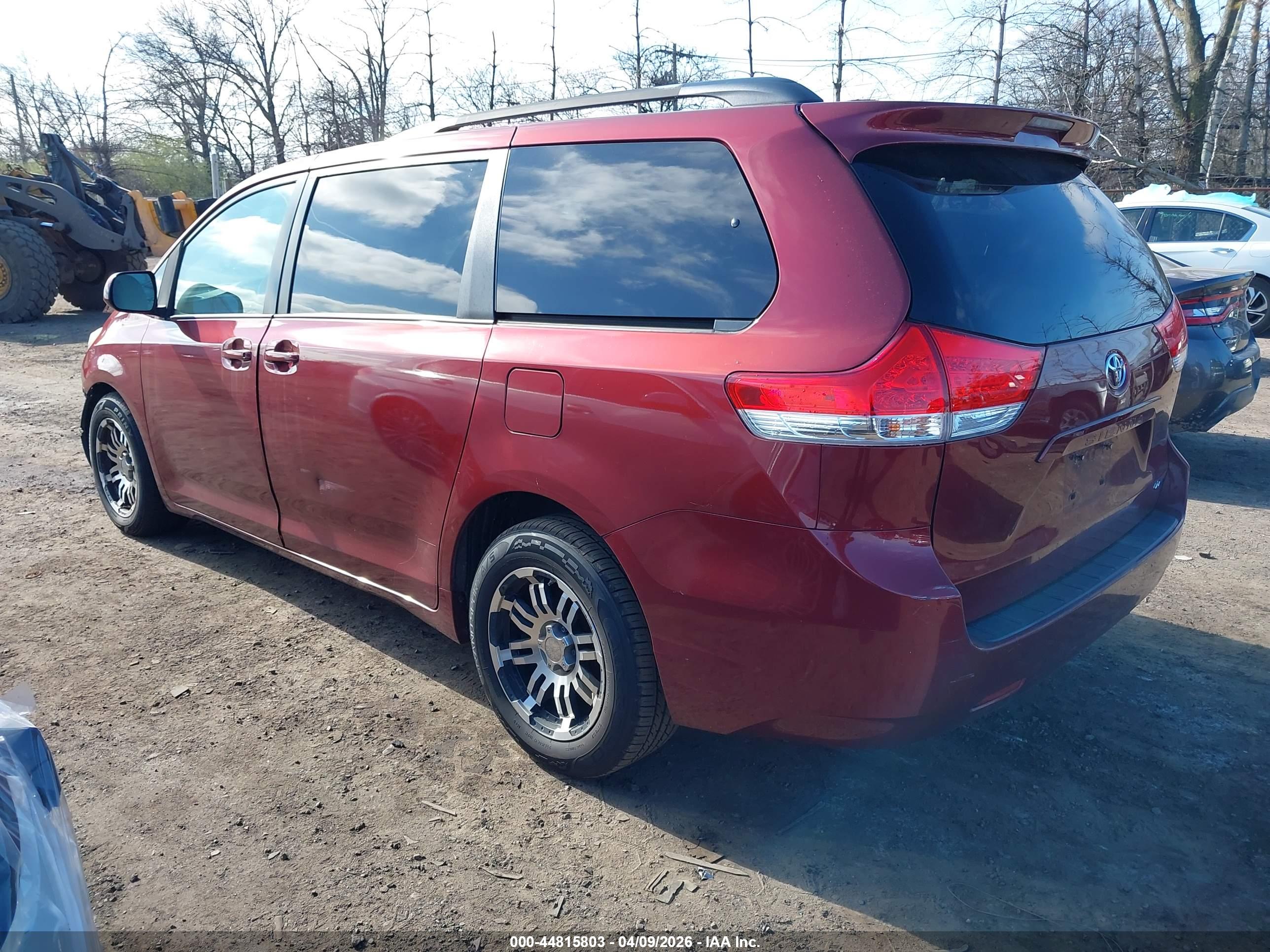 TOYOTA SIENNA image 3