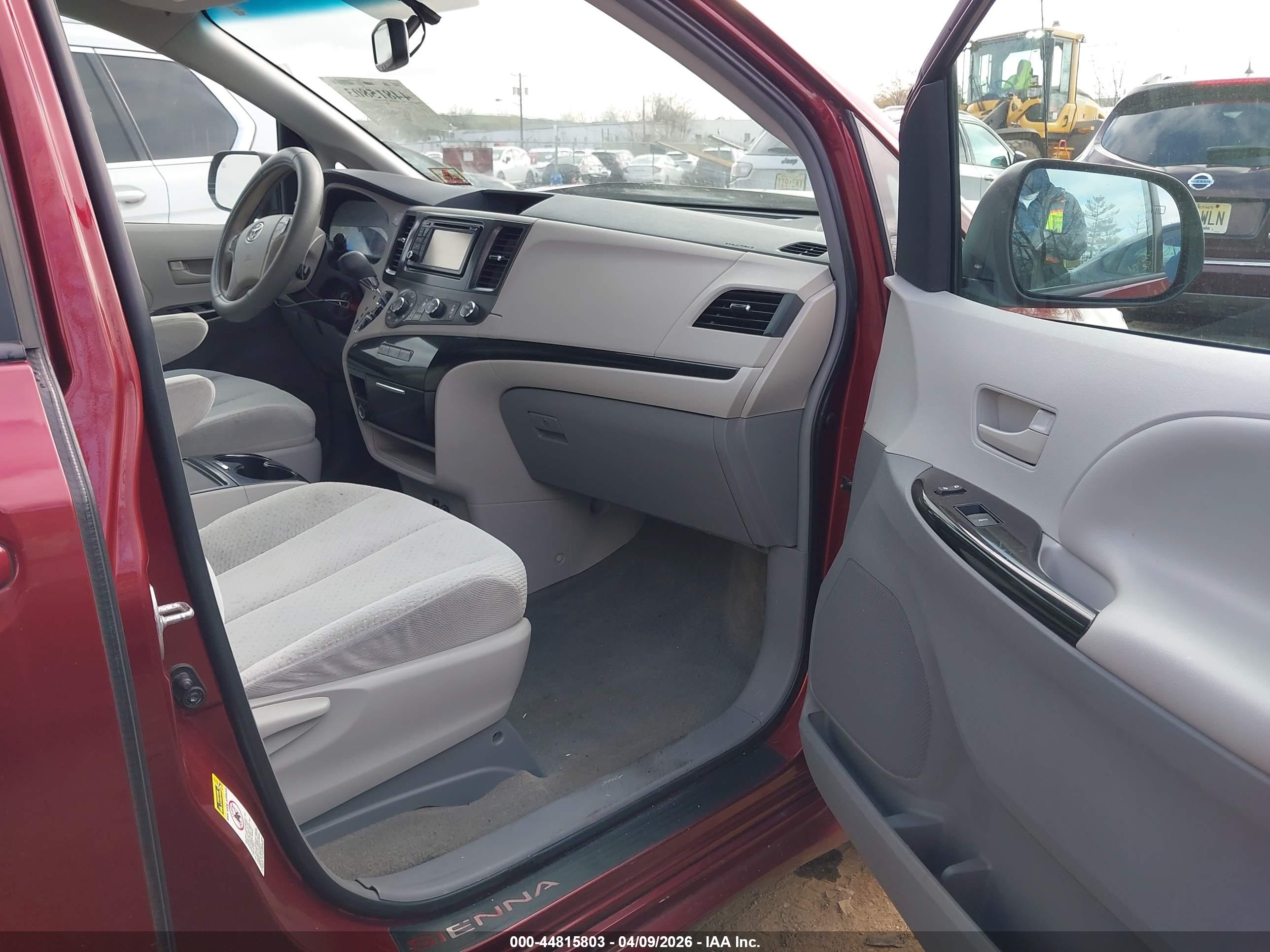 TOYOTA SIENNA image 5