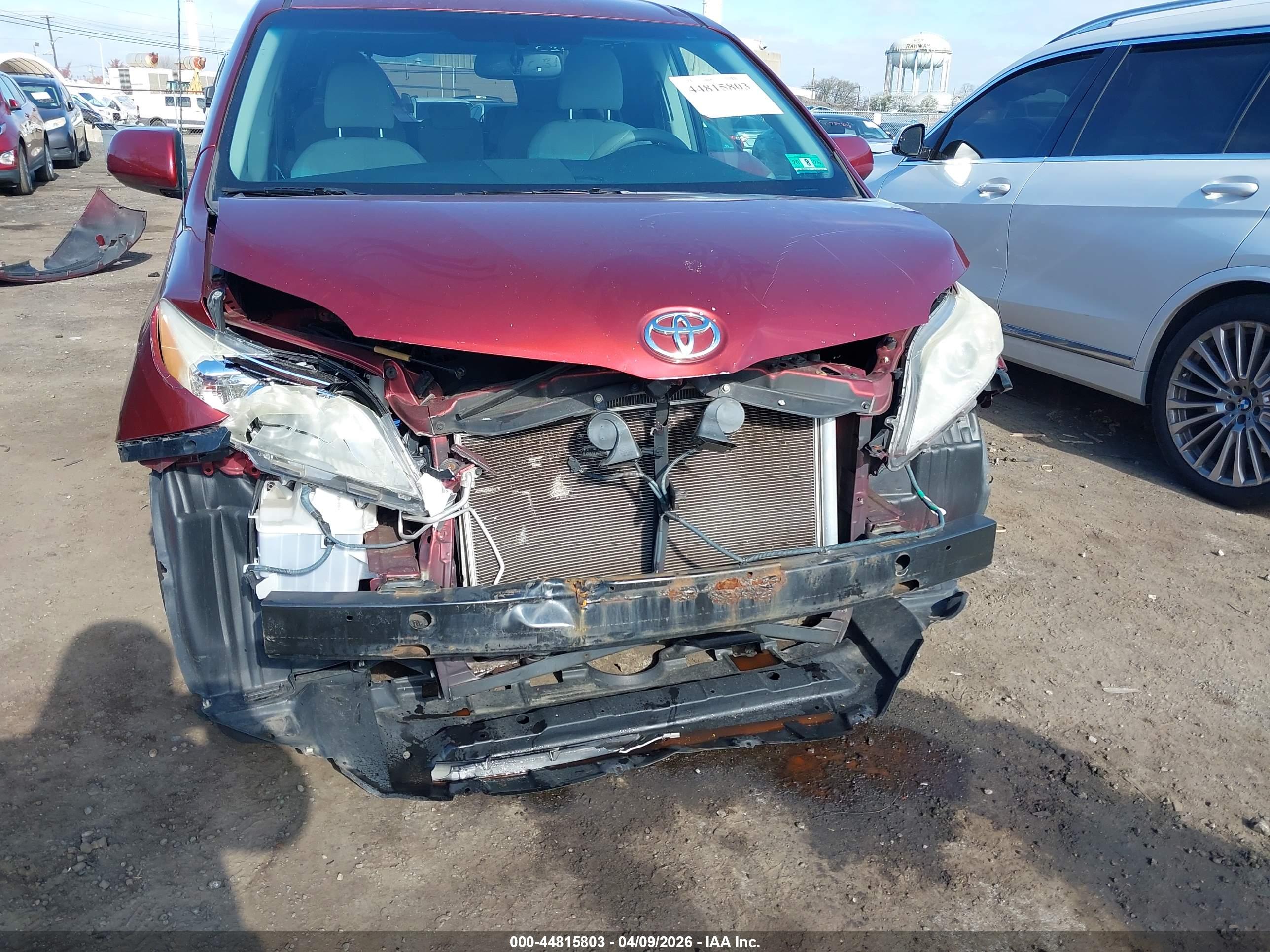 TOYOTA SIENNA image 6